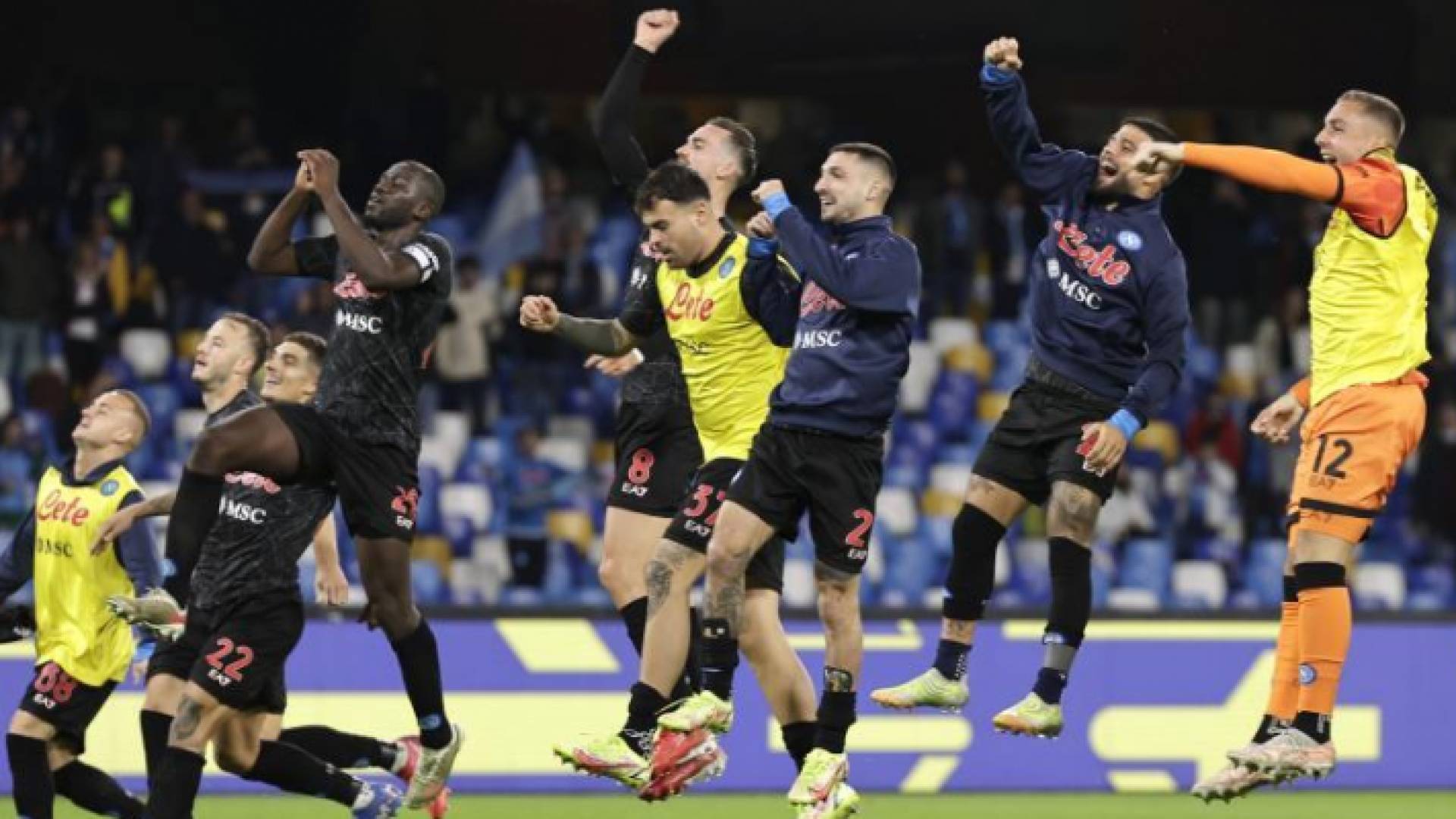 لاعبو نابولي يحتفلون مع جماهيرهم