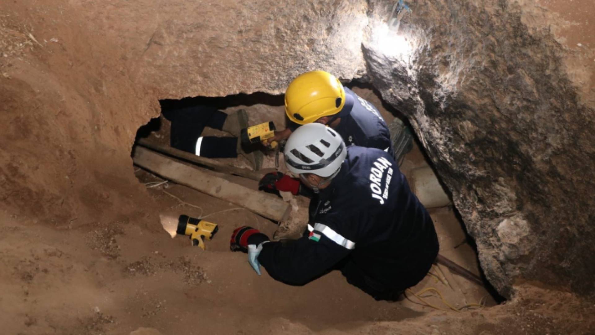 وفاة شخص وإصابة آخر بانهيار أتربة داخل مغارة في عمان