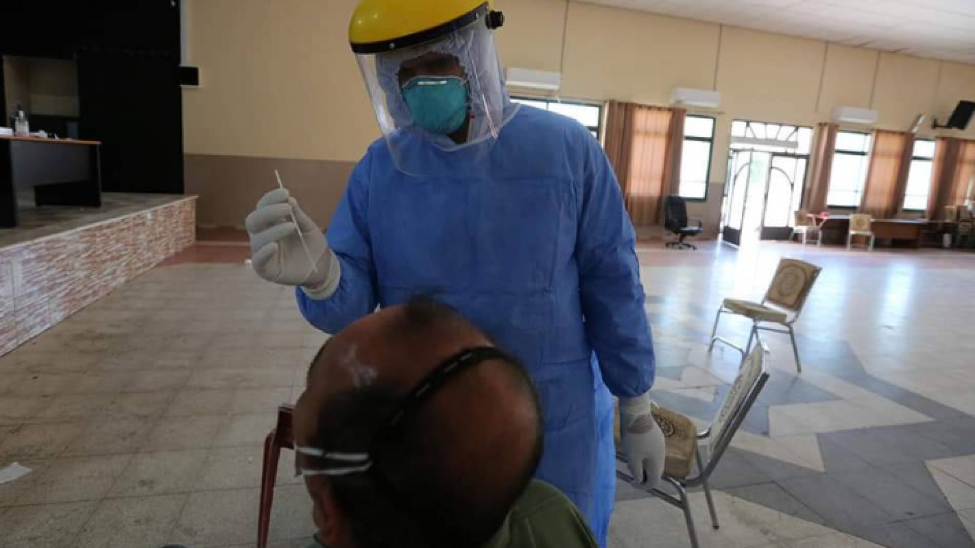 اجراء فحص كورونا - ارشيفية