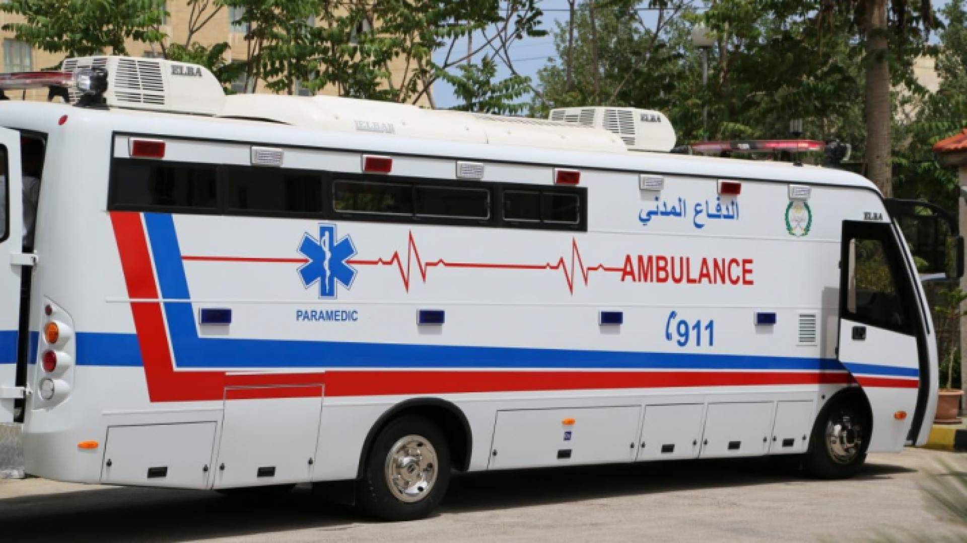 حافلة تابعة للدفاع المدني