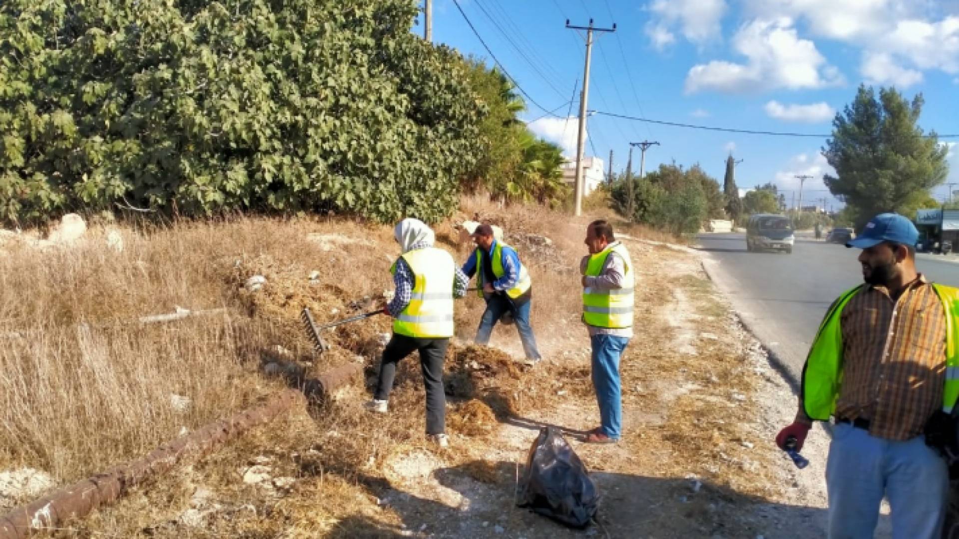 بلدية السرو في بني كنانة بإربد تنفذ حملة نظافة شاملة على الطريق الرئيسي