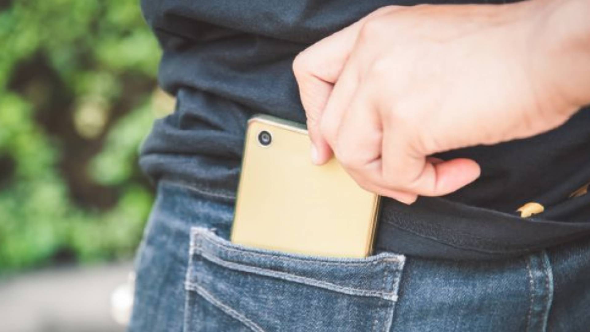 واقعة غريبة.. لص يسرق هاتف صحفي مصري في أثناء بث مباشر