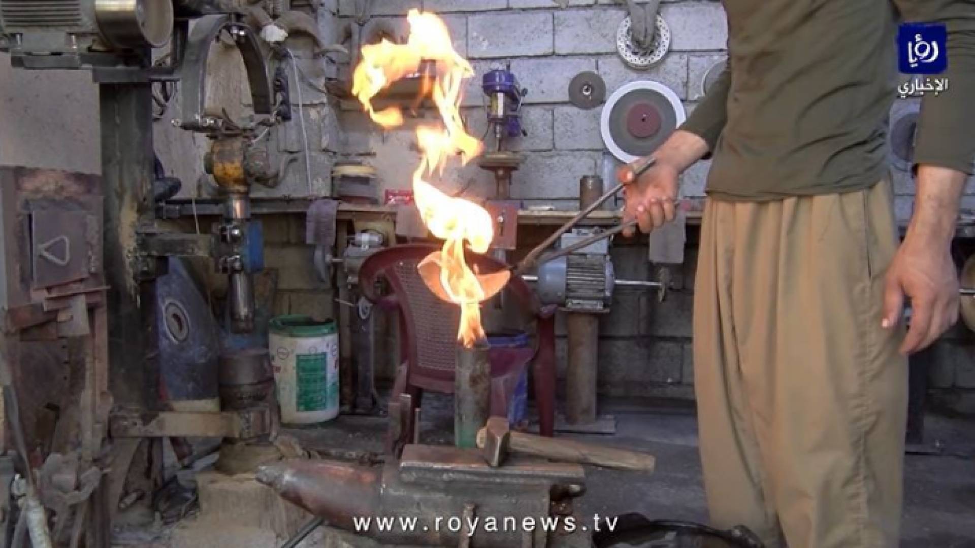 شاب يصنع السكاكين من قرون الحيوانات في العراق