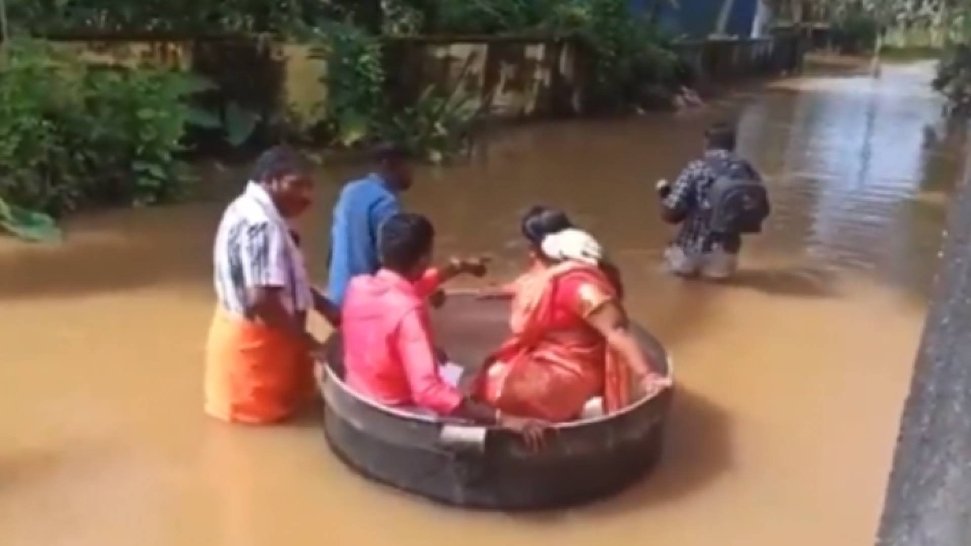 هنديان ذهبا إلى زفافهما في طنجرة طبخ