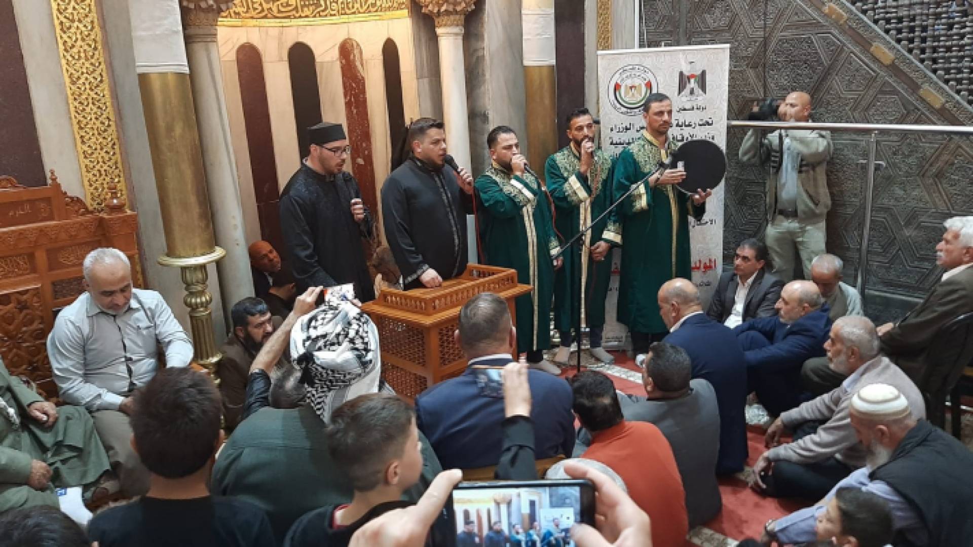 آلاف الفلسطينيين يحيون ذكرى المولد النبوي في المسجد الإبراهيمي بالخليل