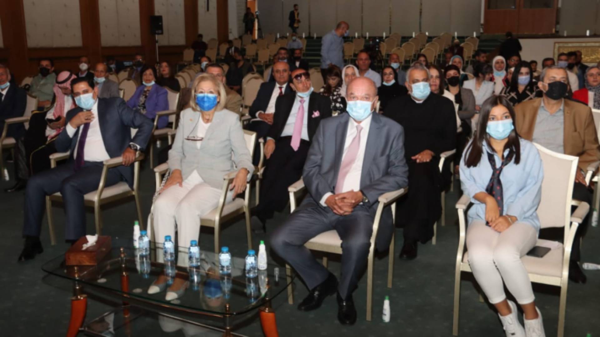 رئيس مجلس الأعيان فيصل الفايز خلال رعايته لحفل إشهار رواية "لعنة الكورونا"