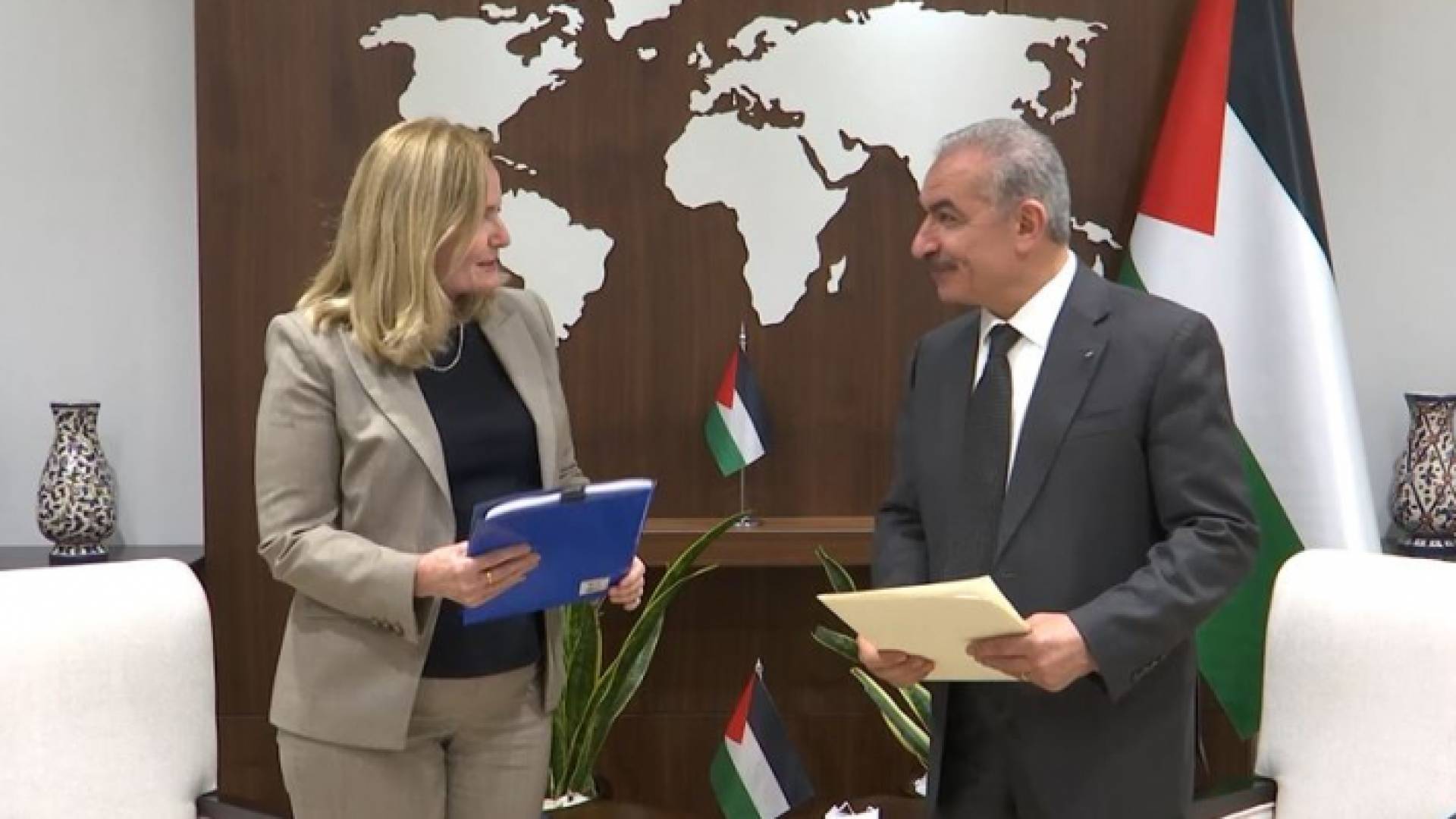 اشتيه تسلم تقريرا من القنصلية البريطانية حول التغير المناخي في فلسطين