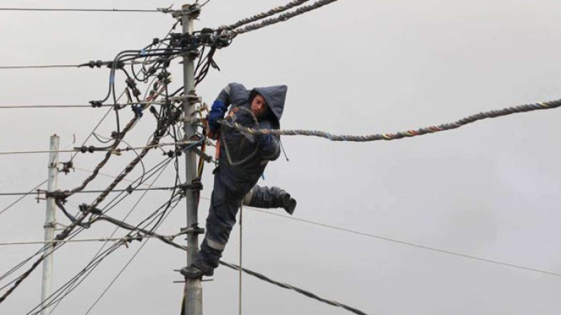 اصلاح عطل كهربائي - ارشيفية