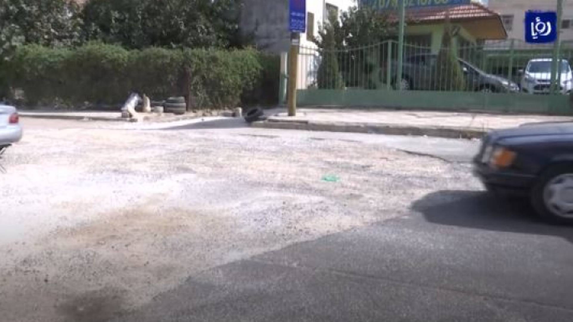 حفر وأتربة متطايرة مخلفات شركات الصيانة على الشوارع في إربد