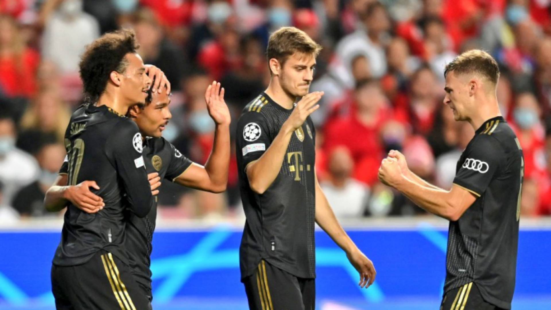 احتفال لاعبو بايرن ميونخ بأحد أهدافهم أمام بنفيكا