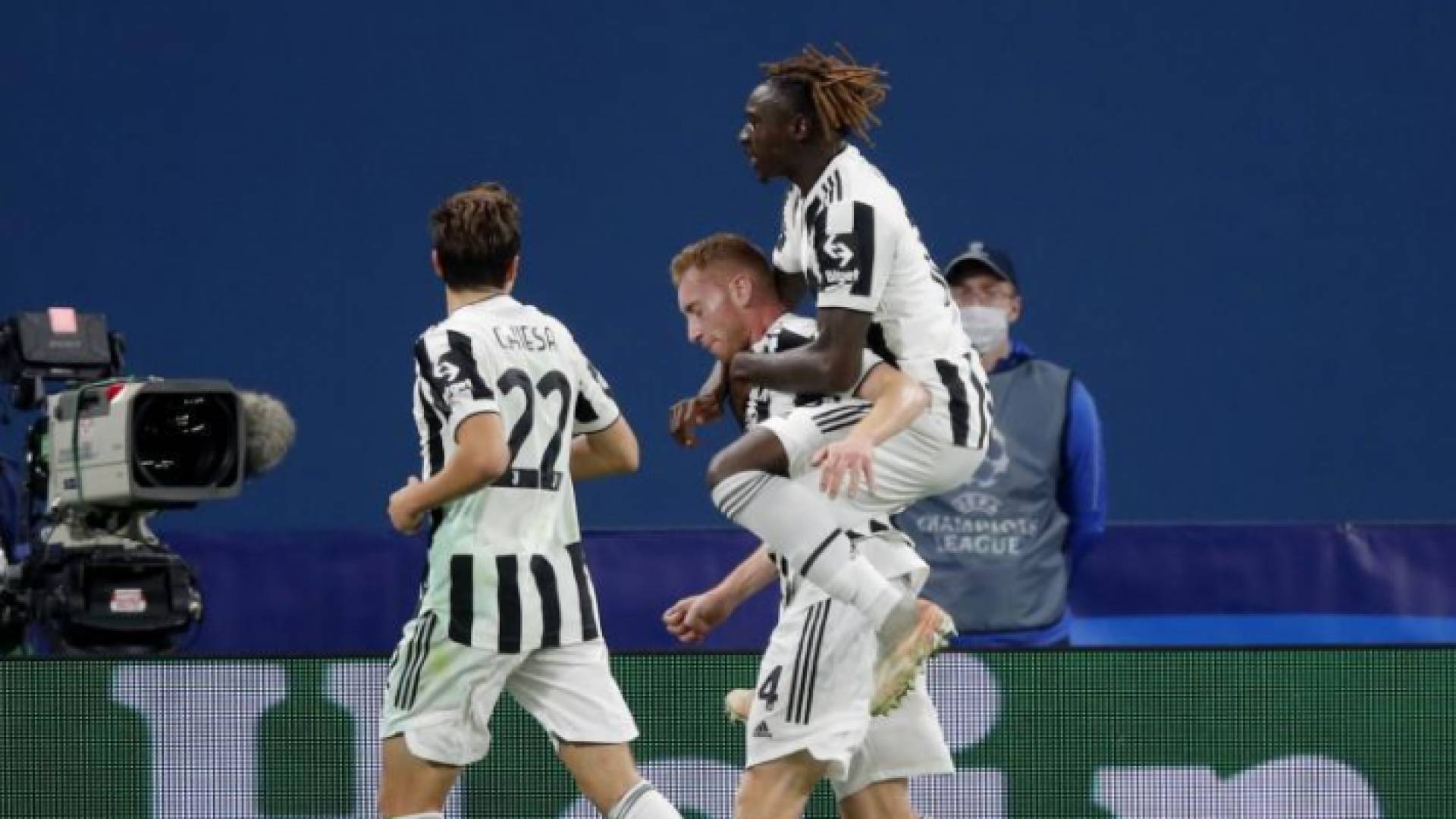 لاعبو يوفينتوس يحتفلون بهدف اللقاء الوحيد