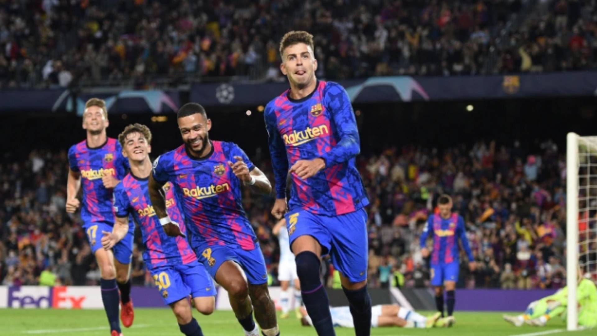 بيكيه يحتفل بهدفه وخلفه زملاؤه ببرشلونة