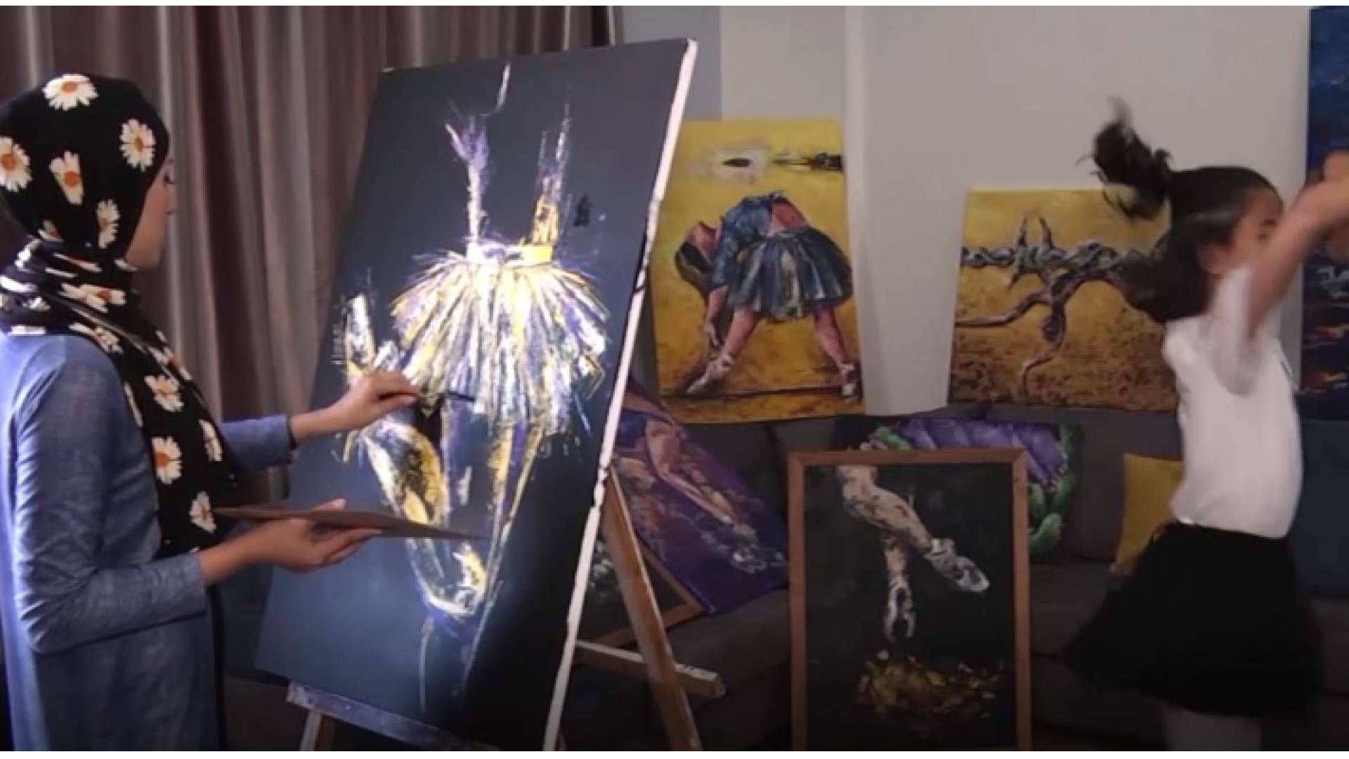 فنانة تشكيلية فلسطينية تستلهم من رقص ابنتها الباليه لوحات تعبر عن معاناة المرأة