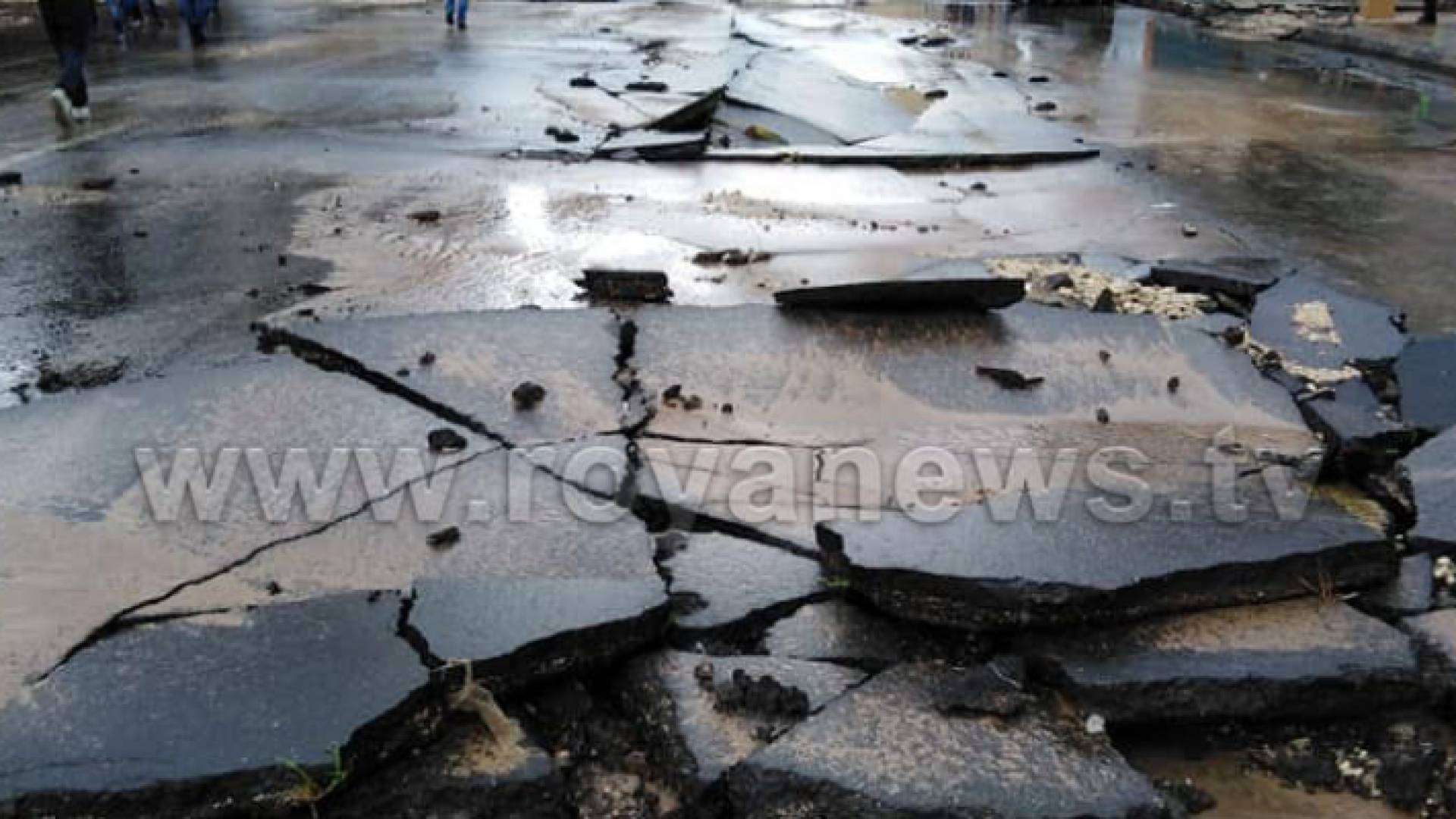 انهيار طرق في فصل الشتاء - ارشيفية