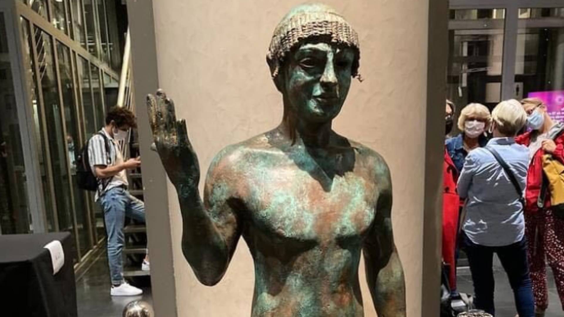 صورة تمثال قيل إنه هرب من غزة إلى فرنسا