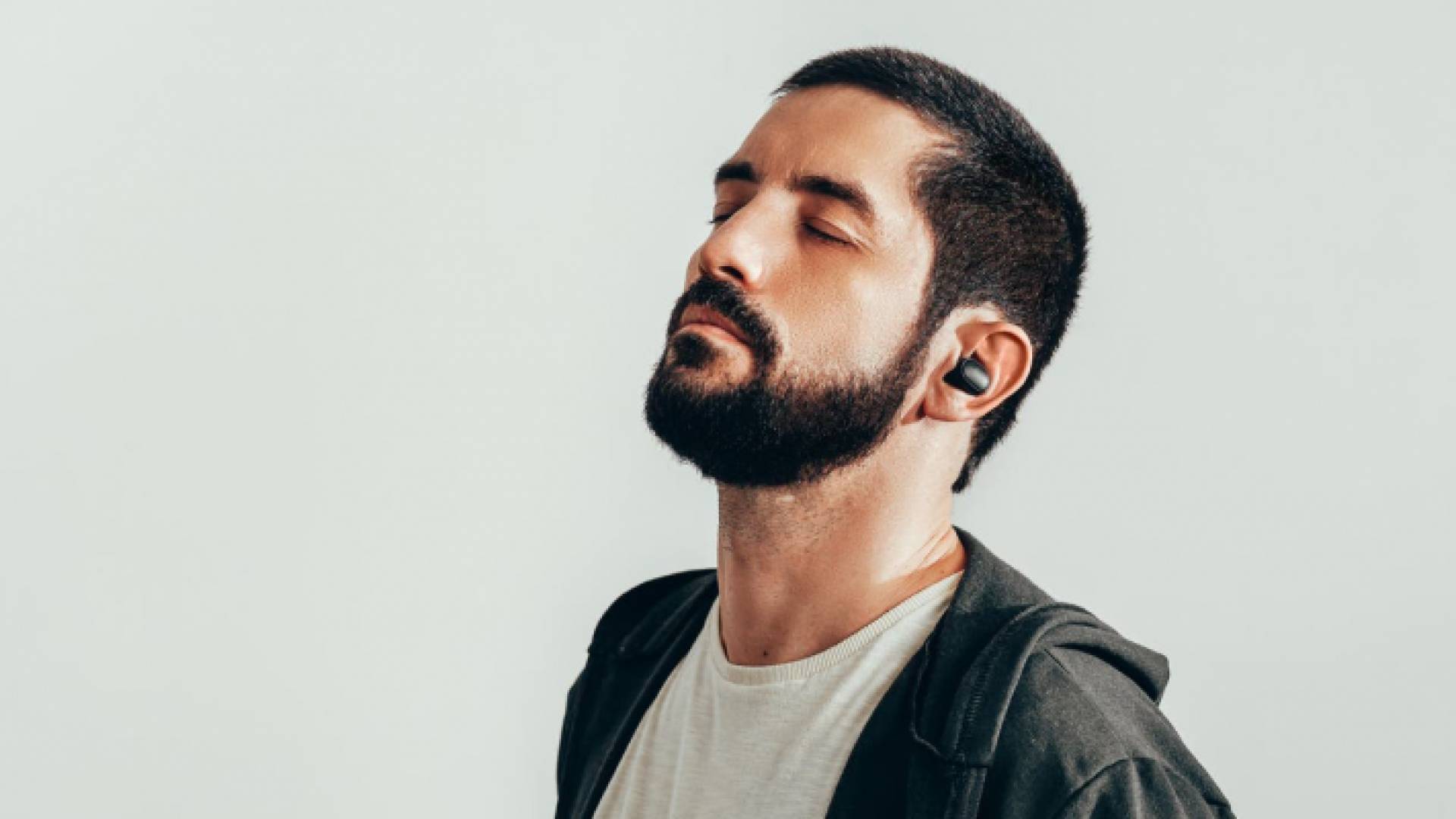 شاب يضع سماعات في أذنيه - تعبيرية