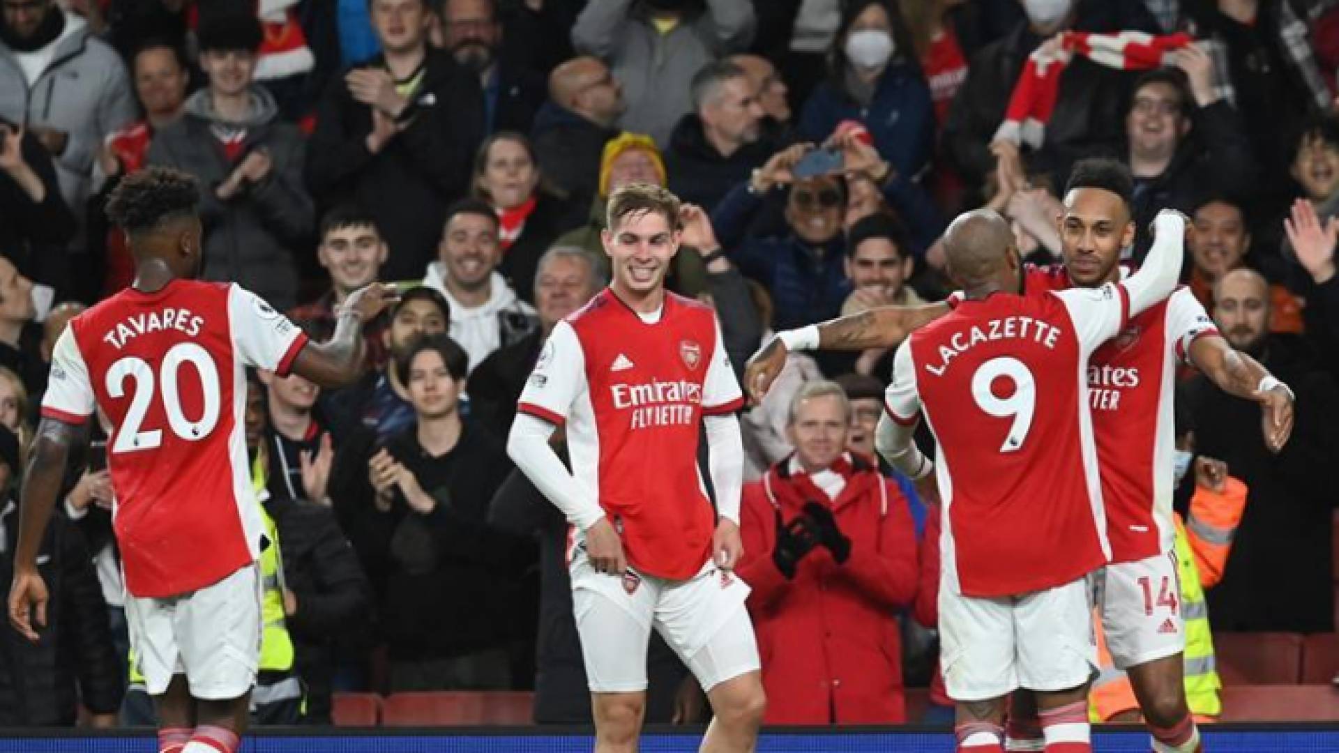 احتفال لاعبو آرسنال بأحد أهدافهم أمام آستون فيلا