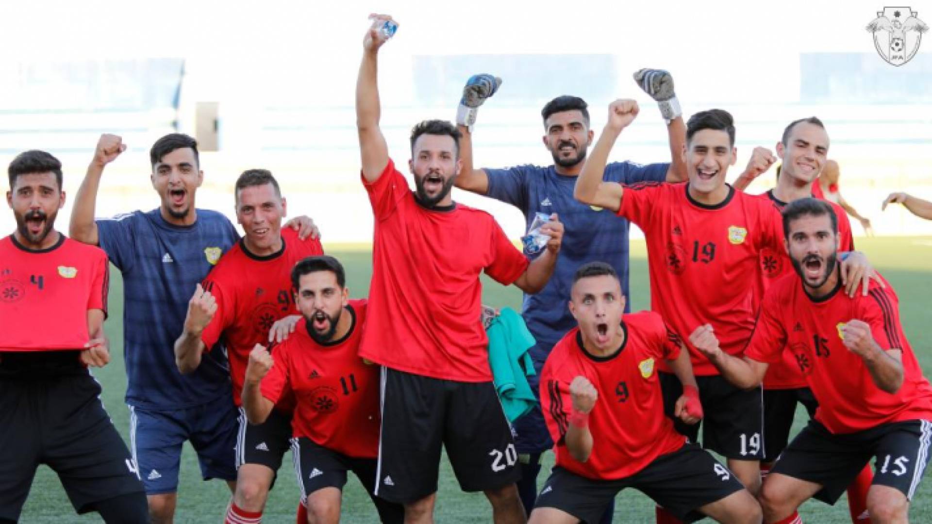 فرحة لاعبي الهاشمية بالتأهل لمصاف الدرجة الأولى