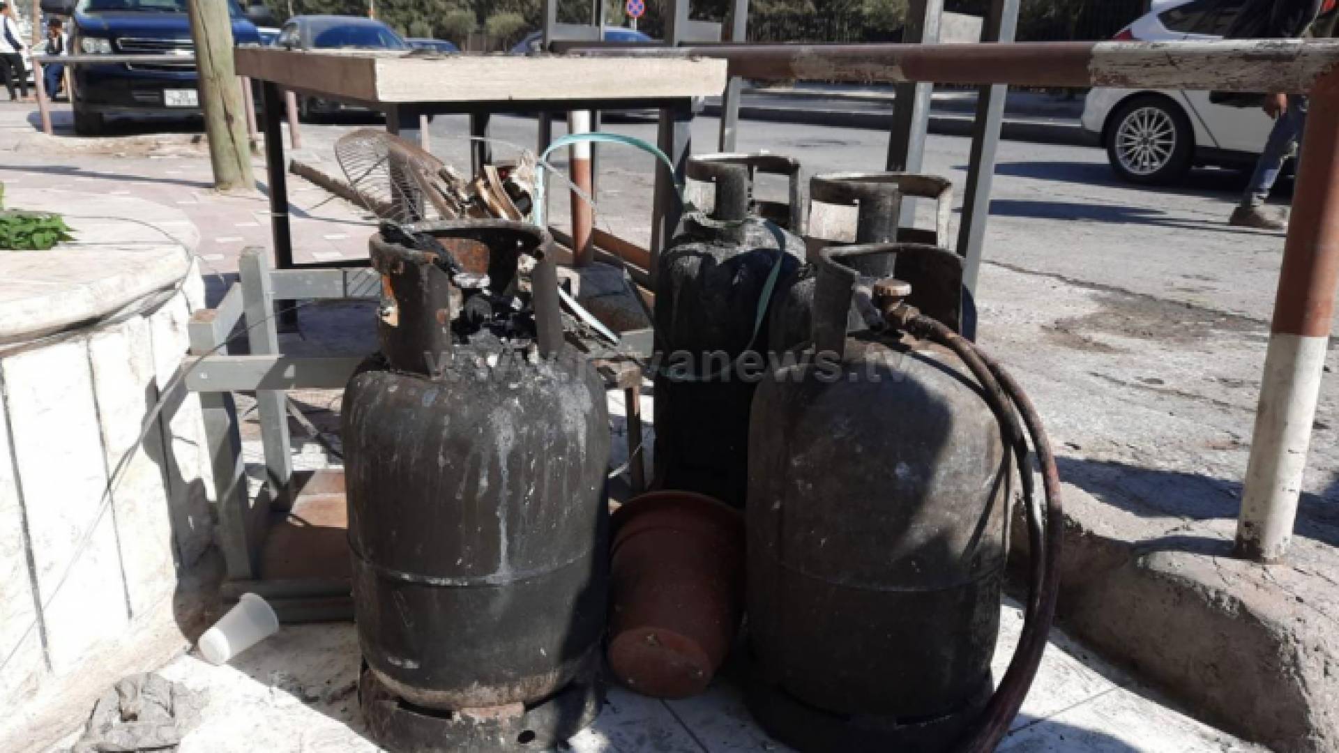 إسطوانات غاز محترقة أمام المطعم