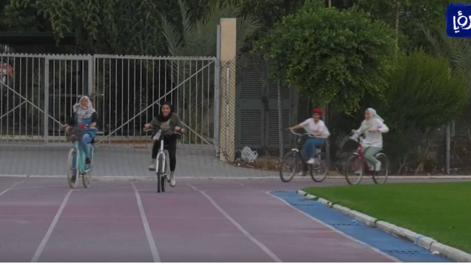 غزة تخرج عن المألوف.. فتيات يمارسن رياضة الدراجات الهوائية بحرية