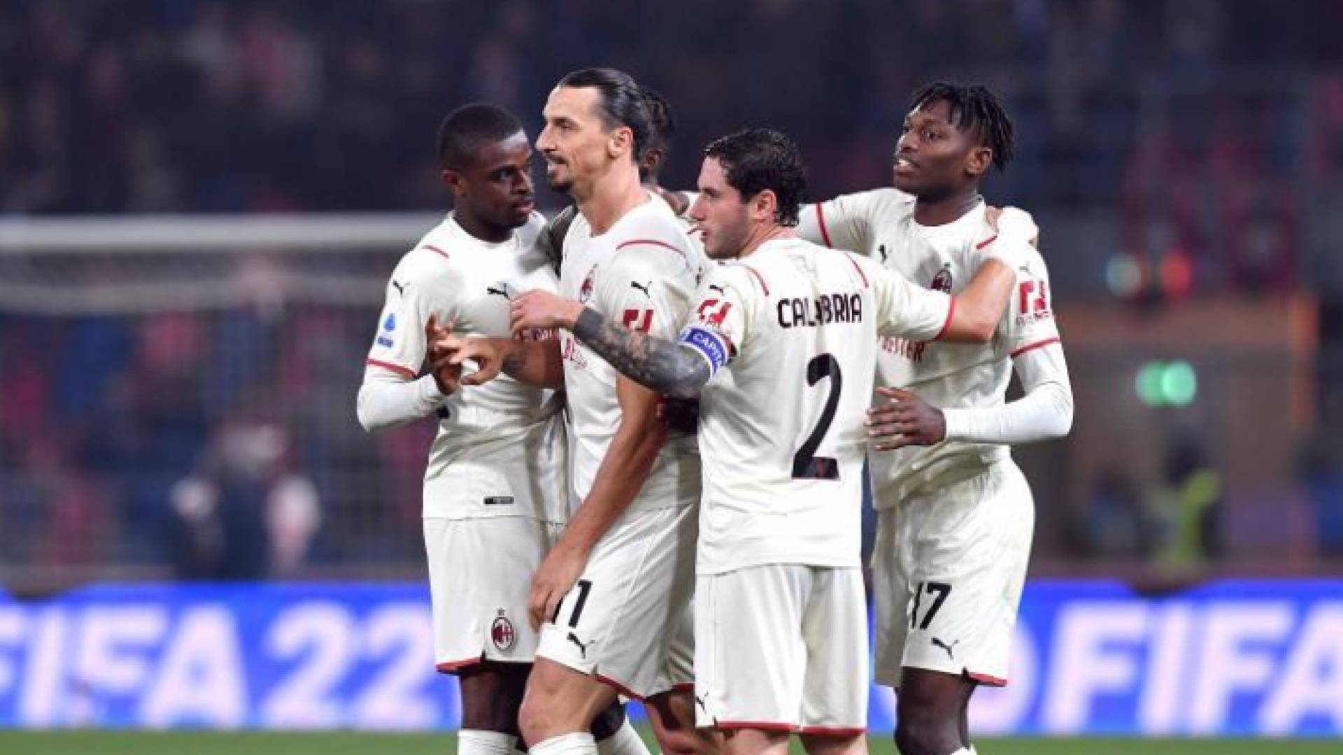 لاعبو ميلان يحتفلون بأحد أهدافهم أمام بولونيا