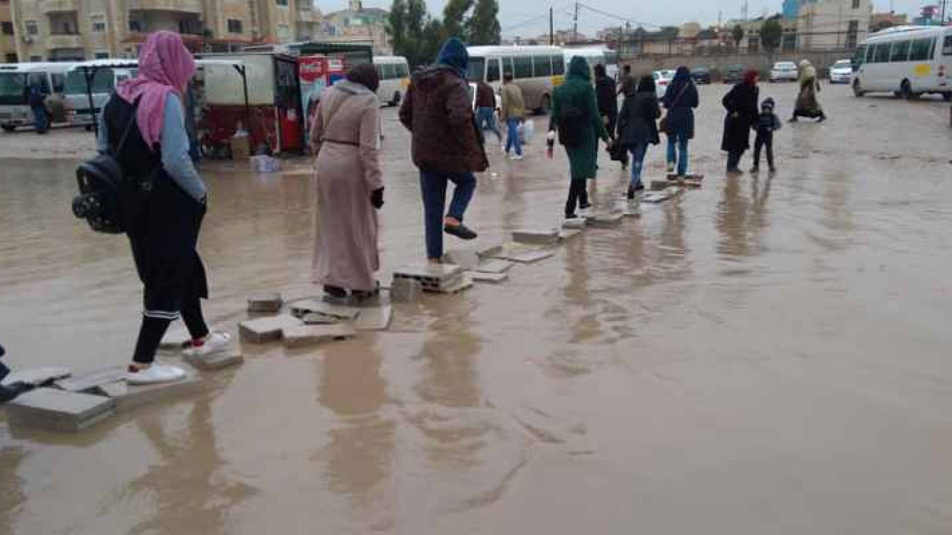 مواطنون في اربد يعبرون الشوارع - ارشيفية