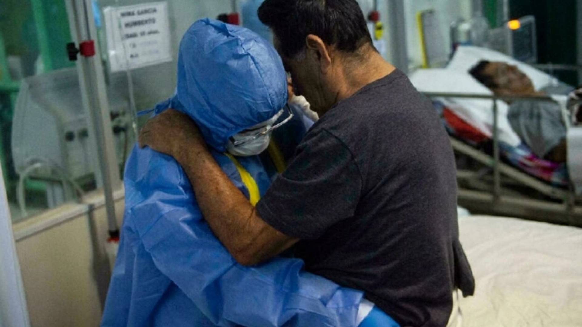 ممرضة تساعد مصابا بفيروس كورونا - أرشيفية