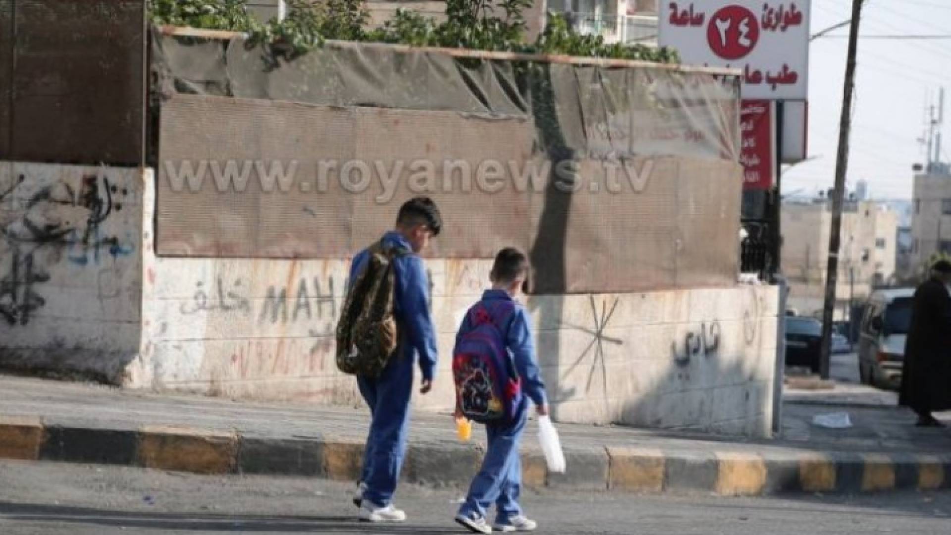 طالبان متوجهان إلى المدرسة في أحد أحياء العاصمة عمان