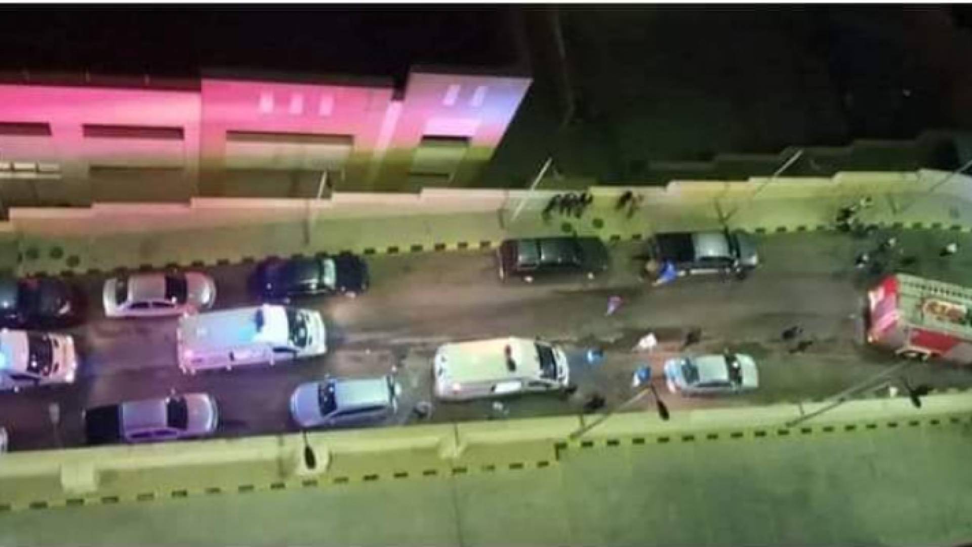 تواجد كثيف لسيارات الاسعاف امام مستشفى السلط