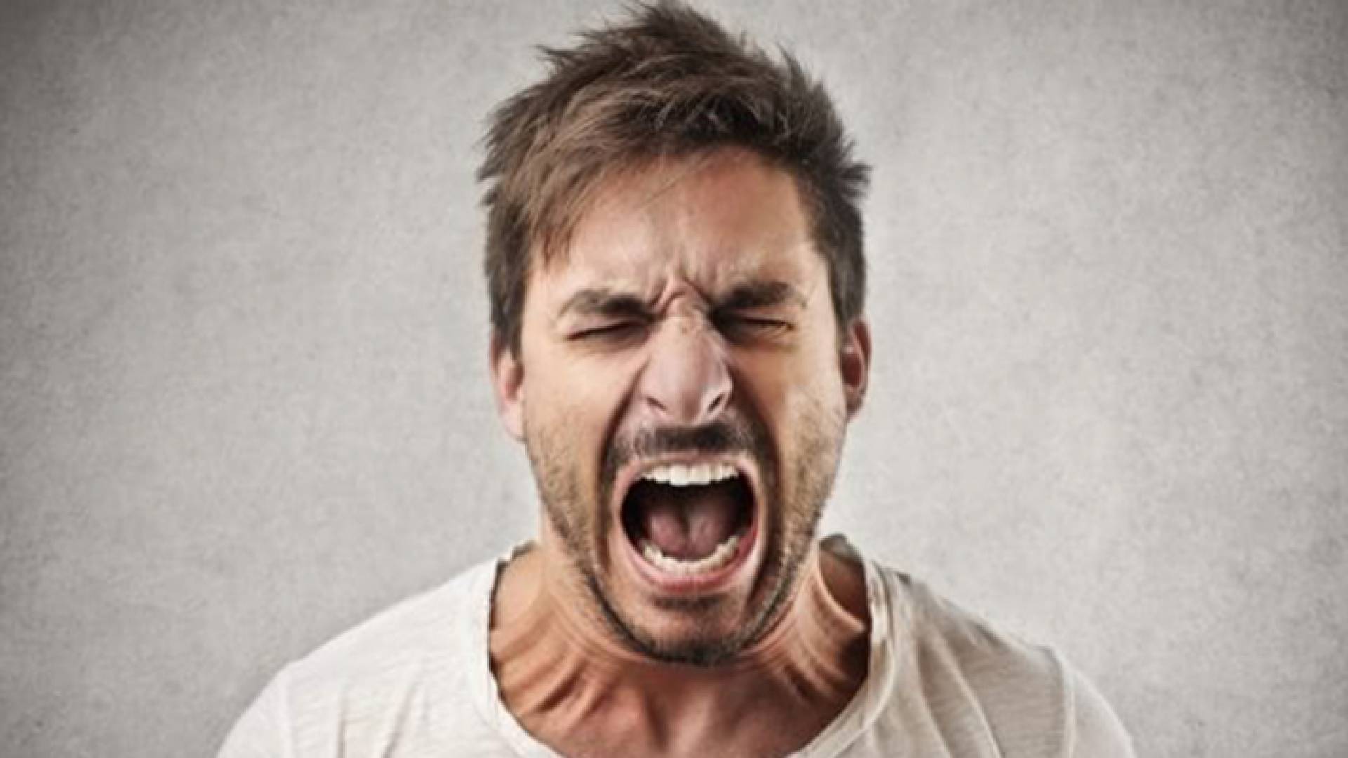 رجل غاضب - تعبيرية