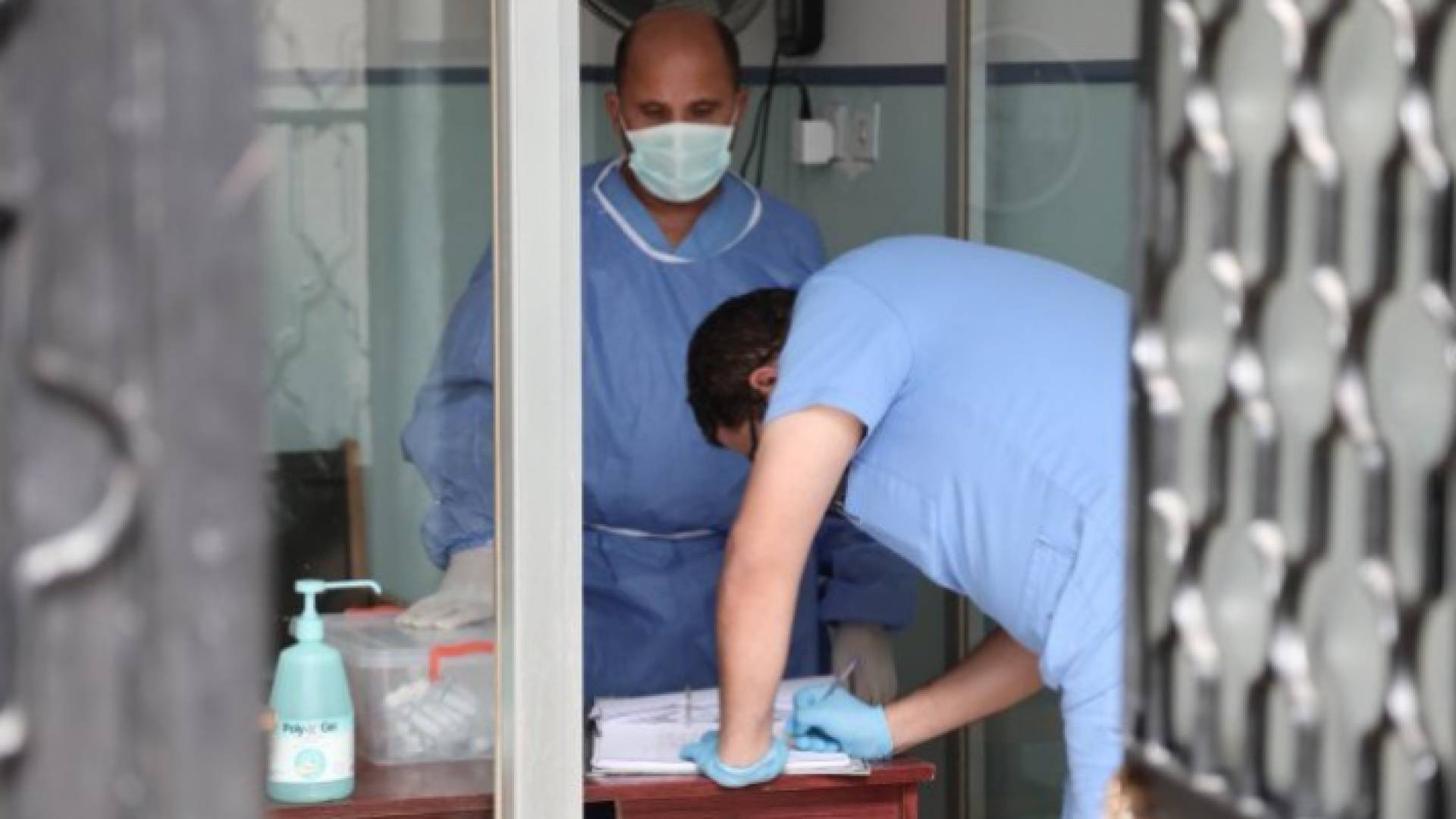 عضو فرق التقصي الوبائي التابع لوزارة الصحة يدون ملاحظات