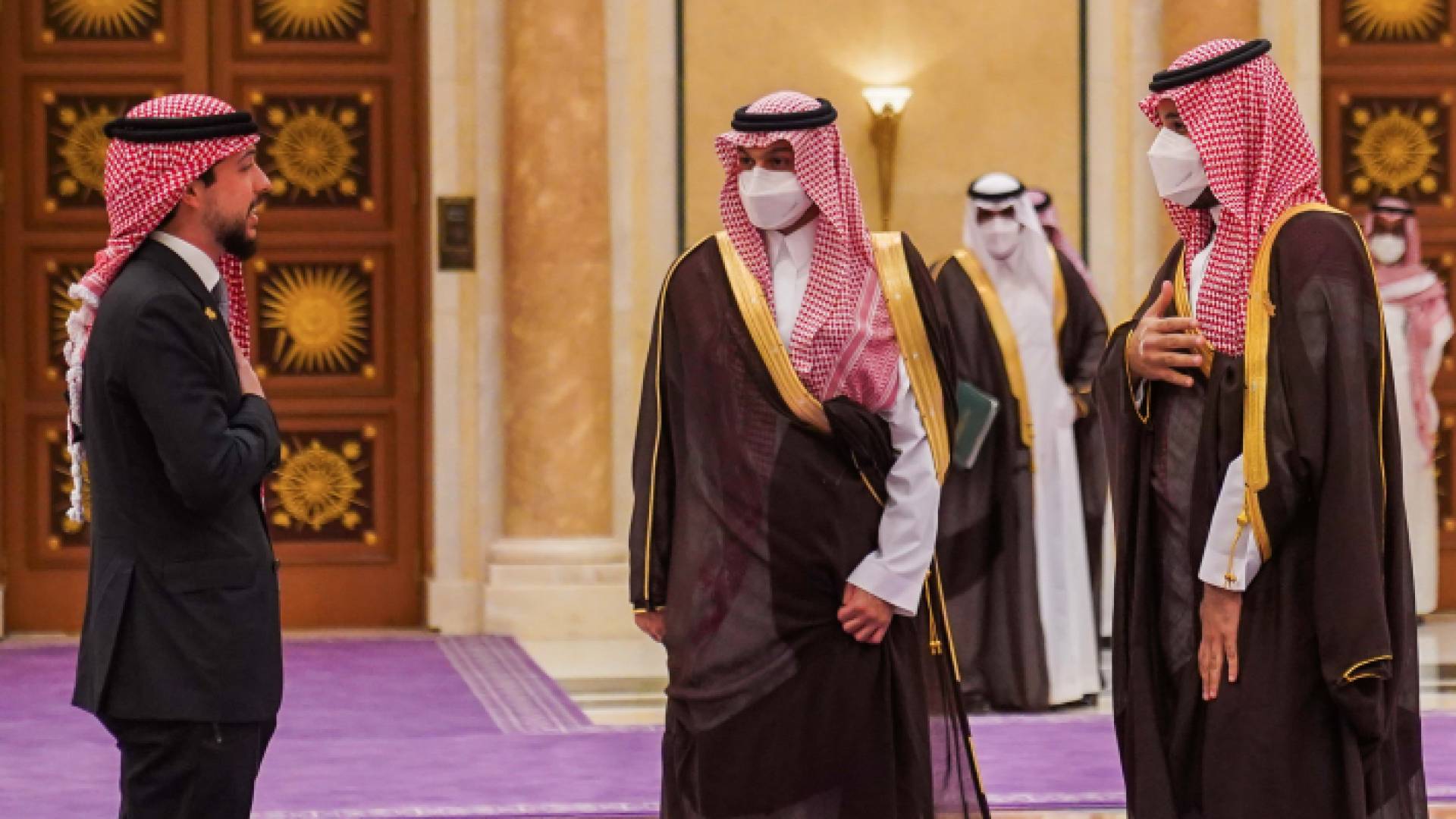 ولي العهد والأمير محمد بن سلمان ووزير الدفاع السعودي قبيل انعقاد قمة مبادرة الشرق الأوسط الأخضر