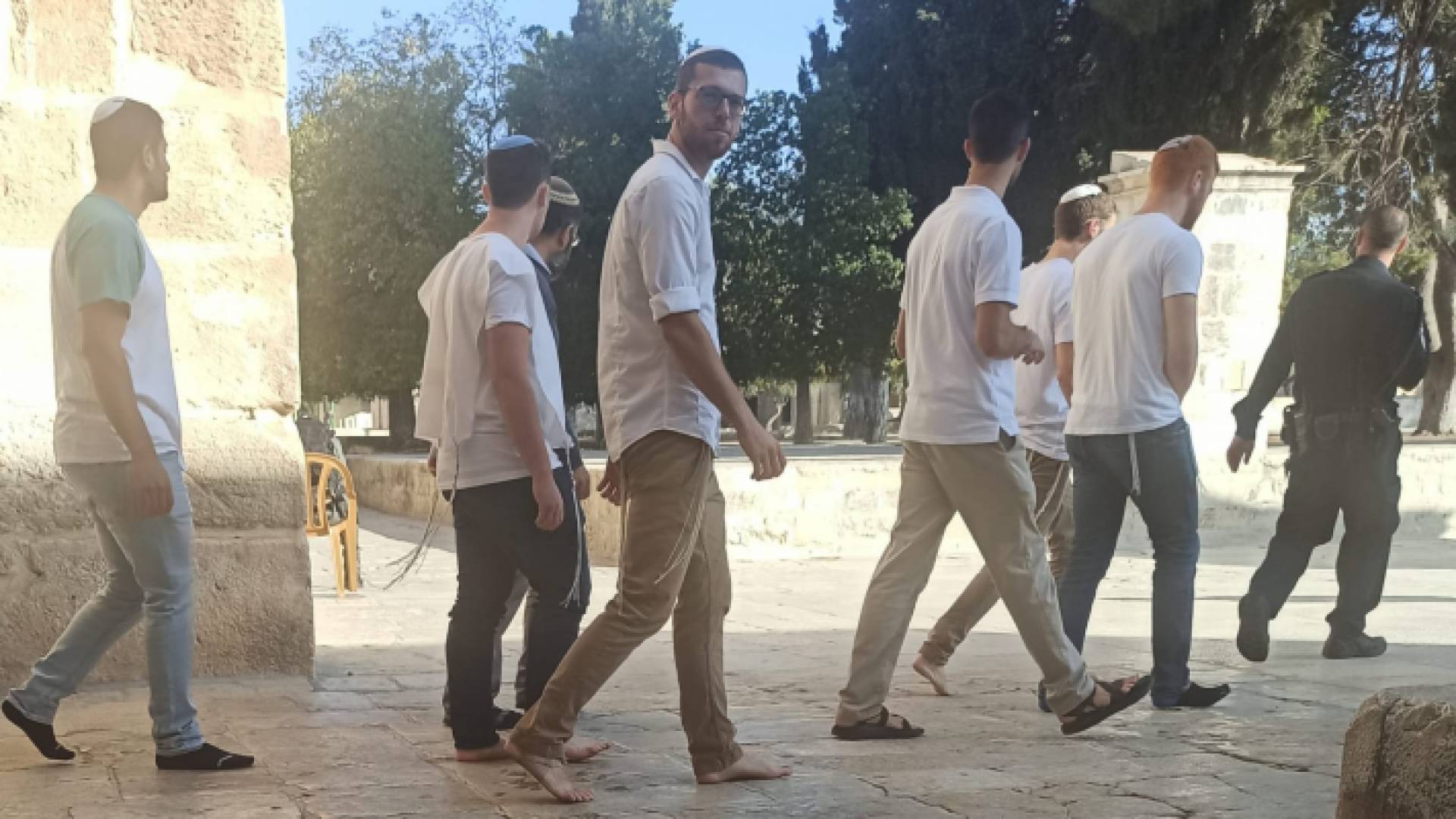 عشرات المستوطنين يقتحمون باحات الأقصى