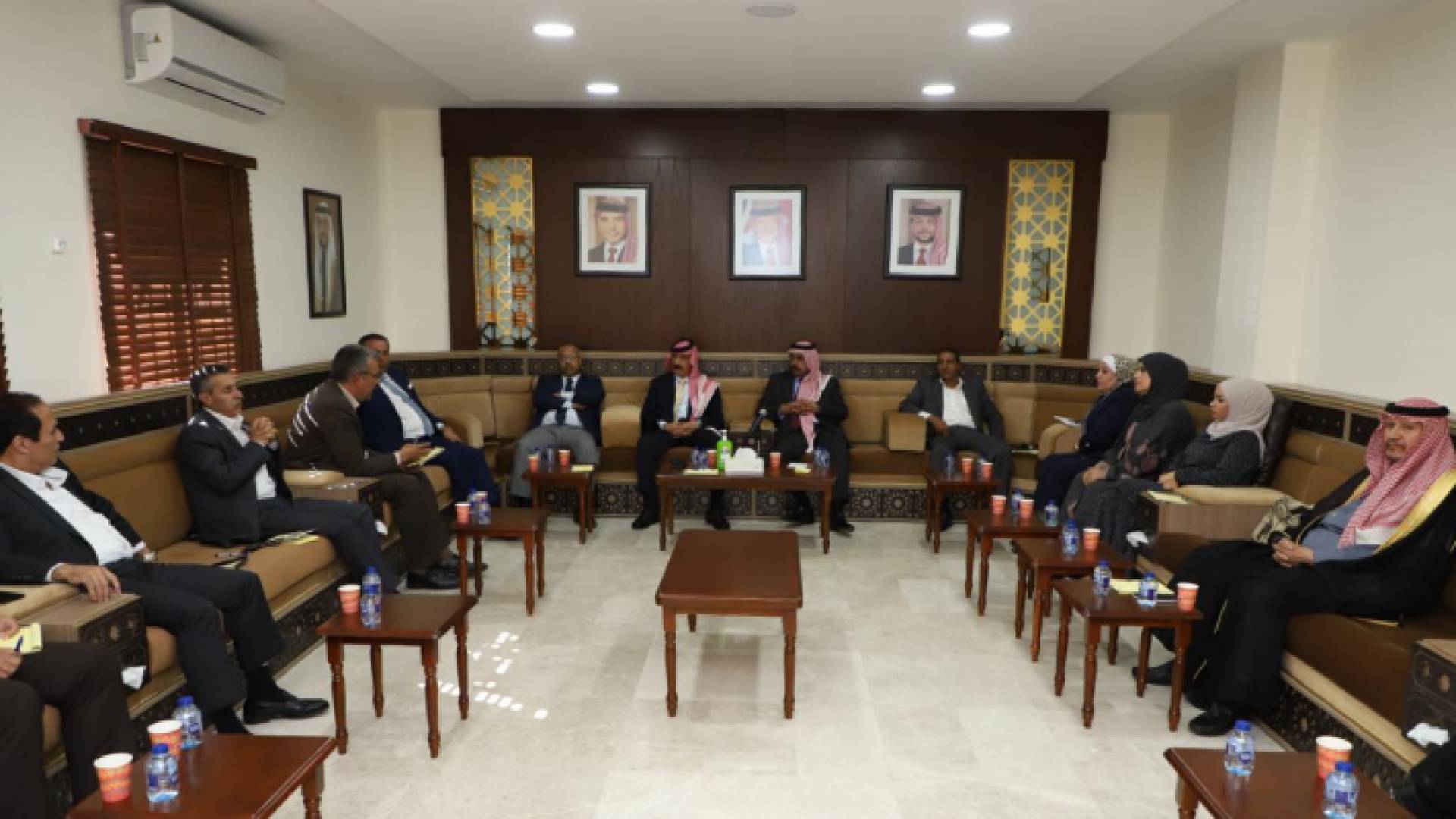 الحجايا يلتقي نواب البادية ويبحث معهم وثيقة الجلوة العشائرية ويدعو لتطبيقها