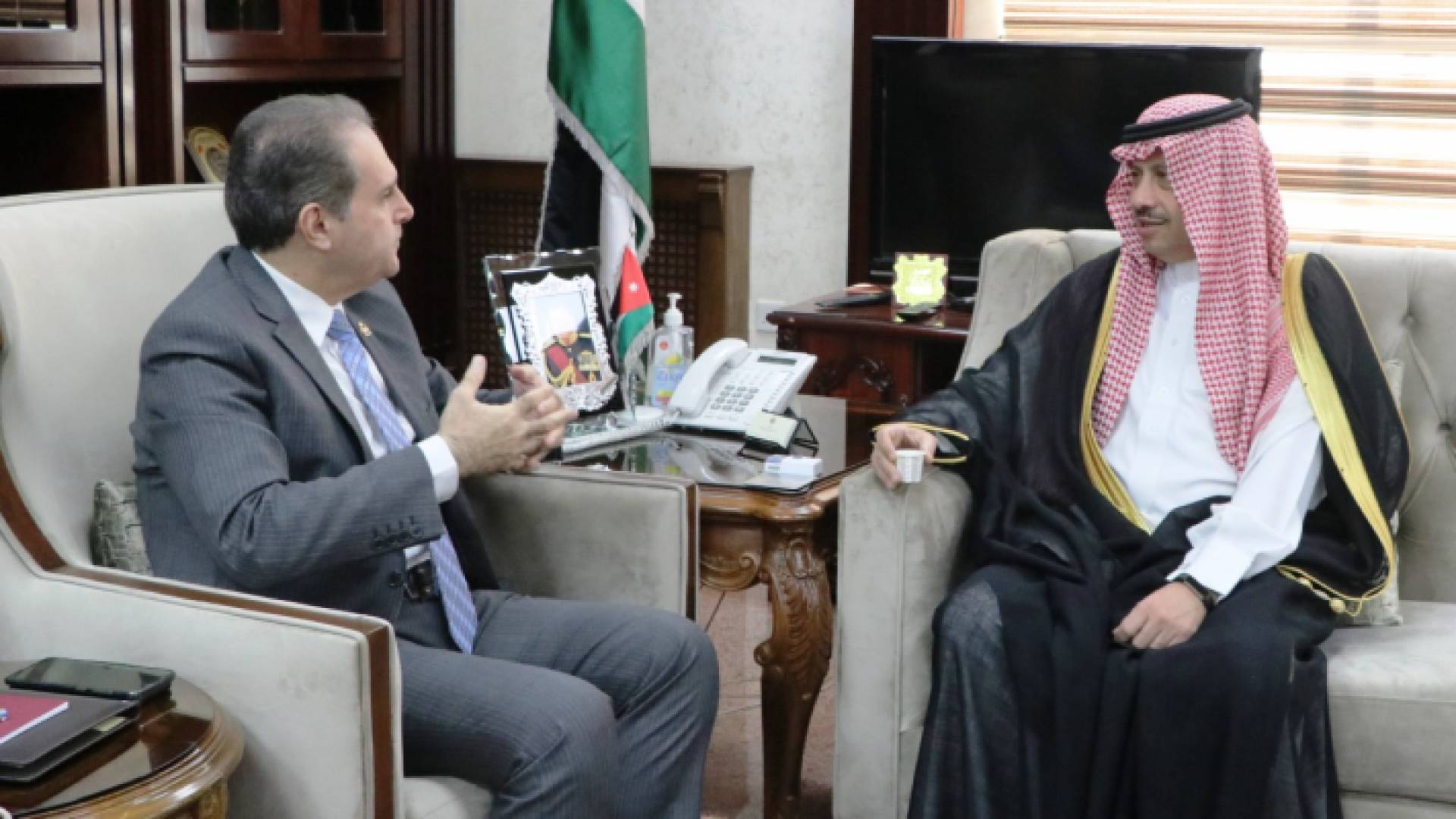 وزير الصحة الدكتور فراس الهواري والسفير السعودي لدى الأردن نايف السديري