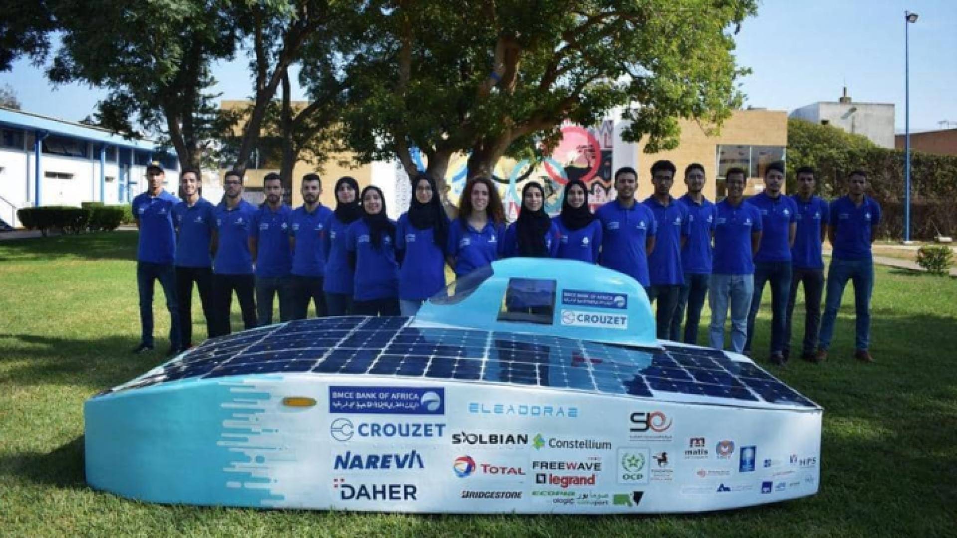 الطلبة رفقة السيارة