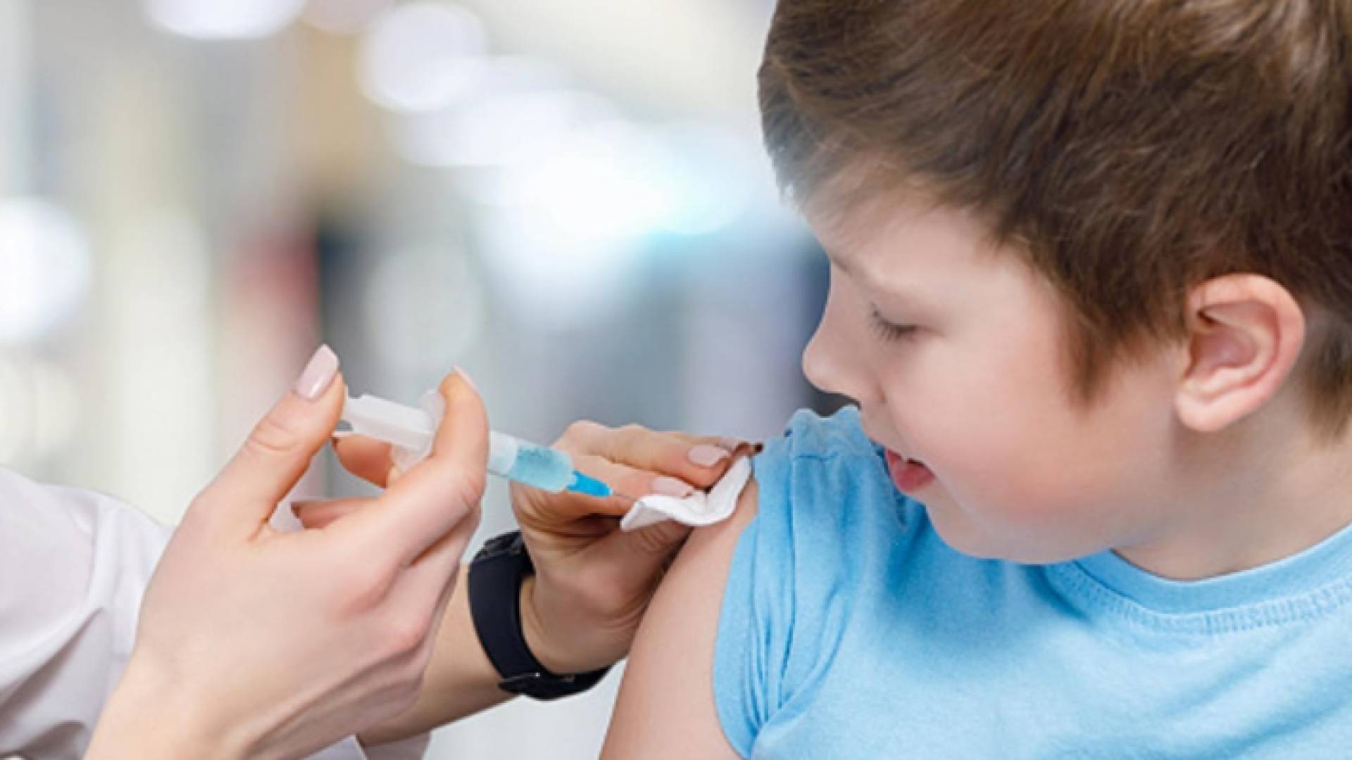 توصية بجرعة منخفضة من لقاح كورونا للأطفال الذين تتراوح أعمارهم بين 5 و11 عاما