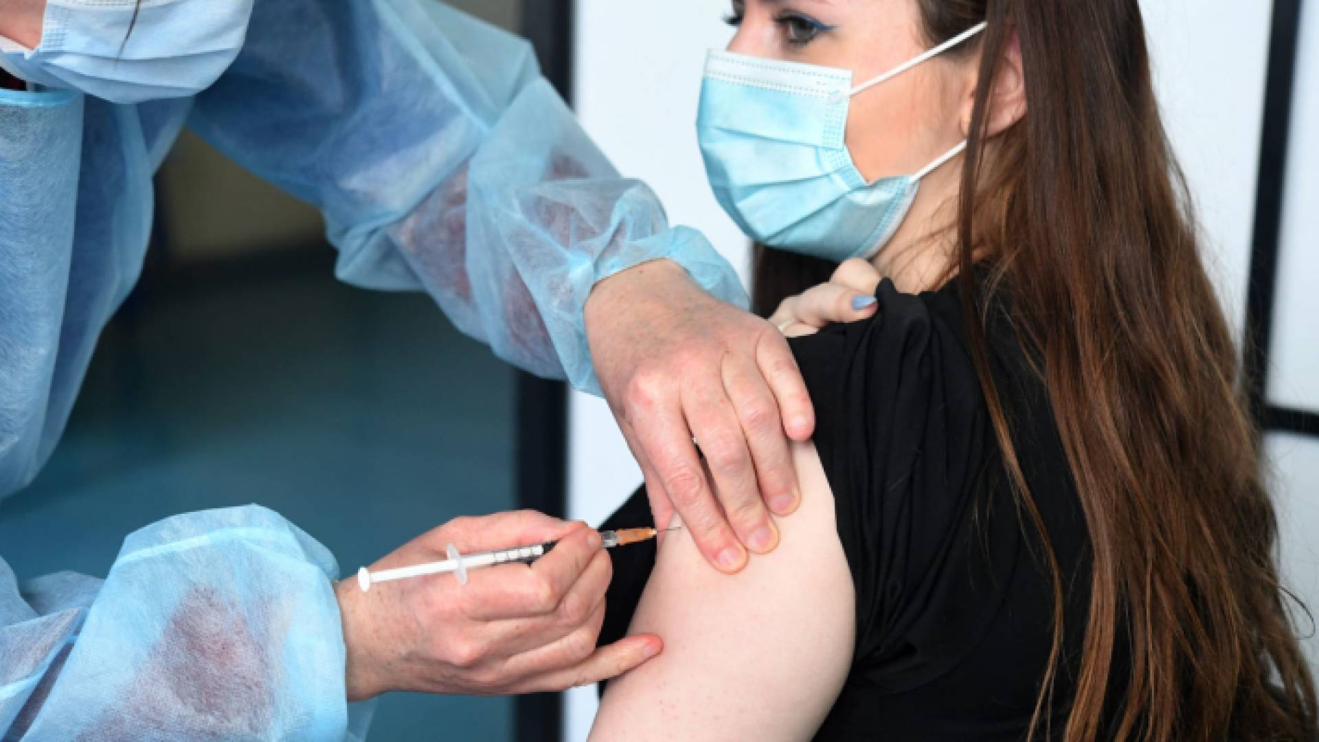 سيدة تتلقى لقاح كورونا