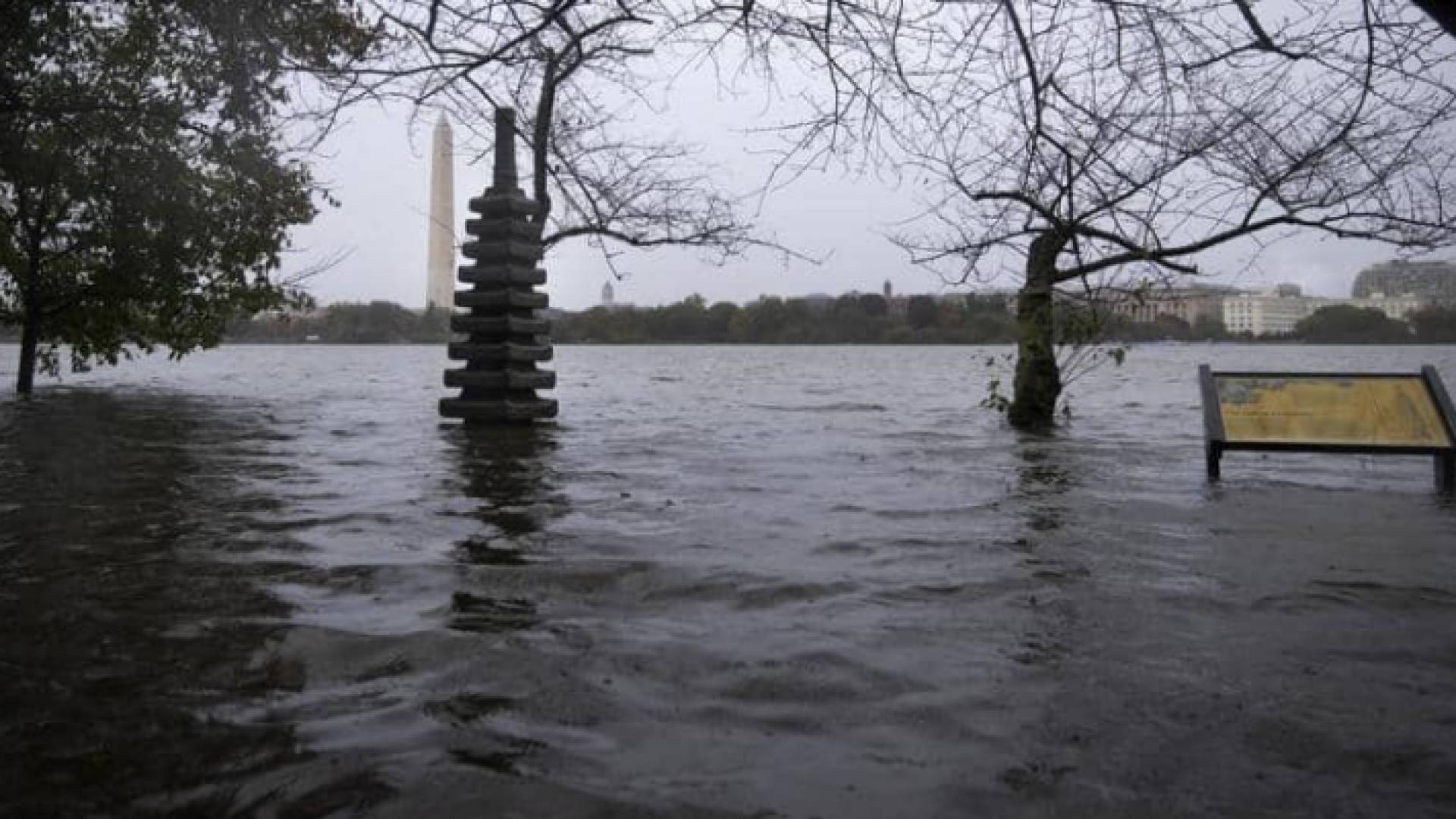 فيضانات هائلة تضرب الساحل الشرقي للولايات المتحدة