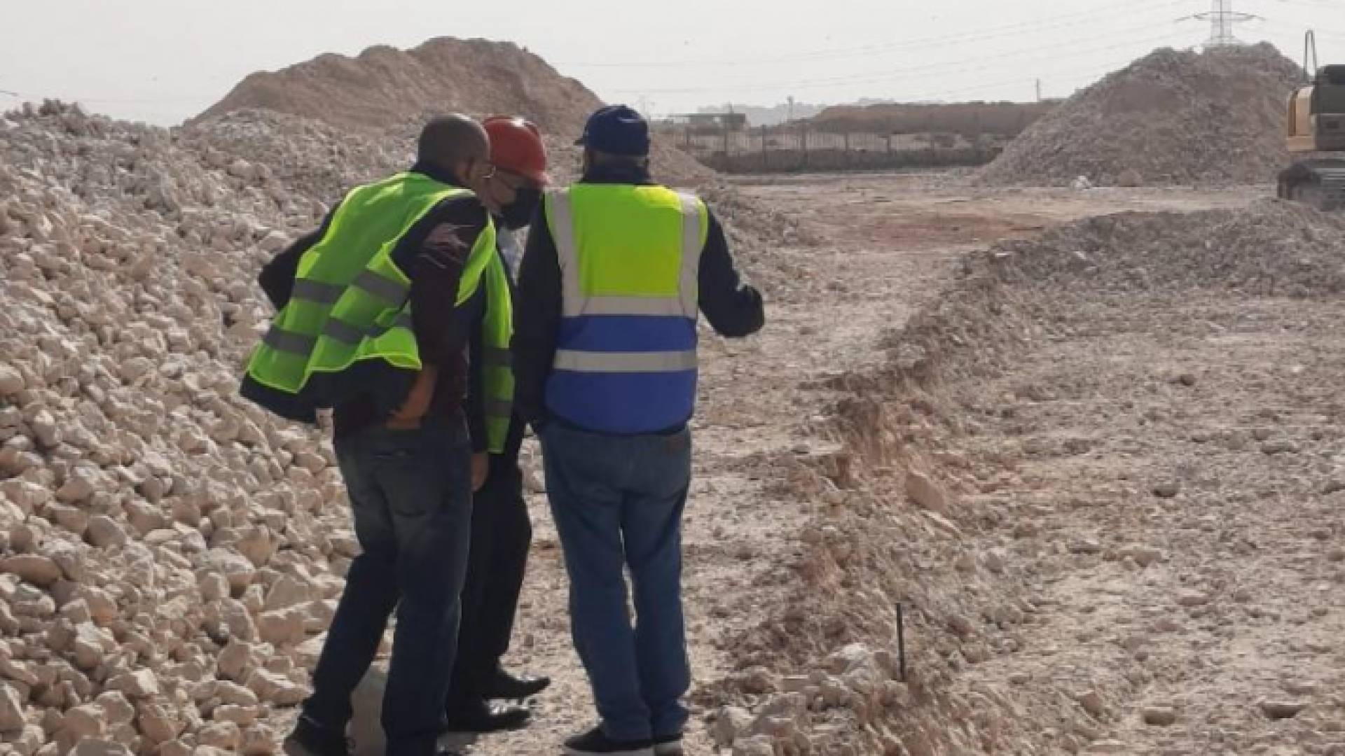 الكسبي يتفقد سير العمل بمشروع الحديقة البيئية في الرصيفة