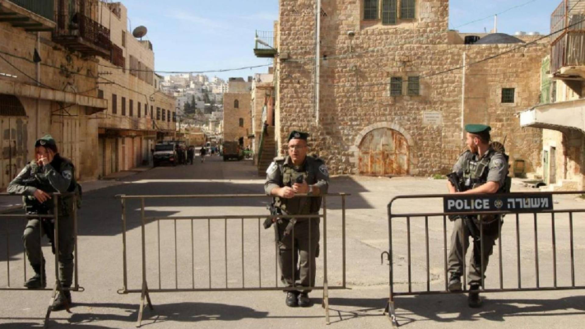 عناصر من جيش الاحتلال الإسرائيلي يغلقون الحرم الإبراهيمي