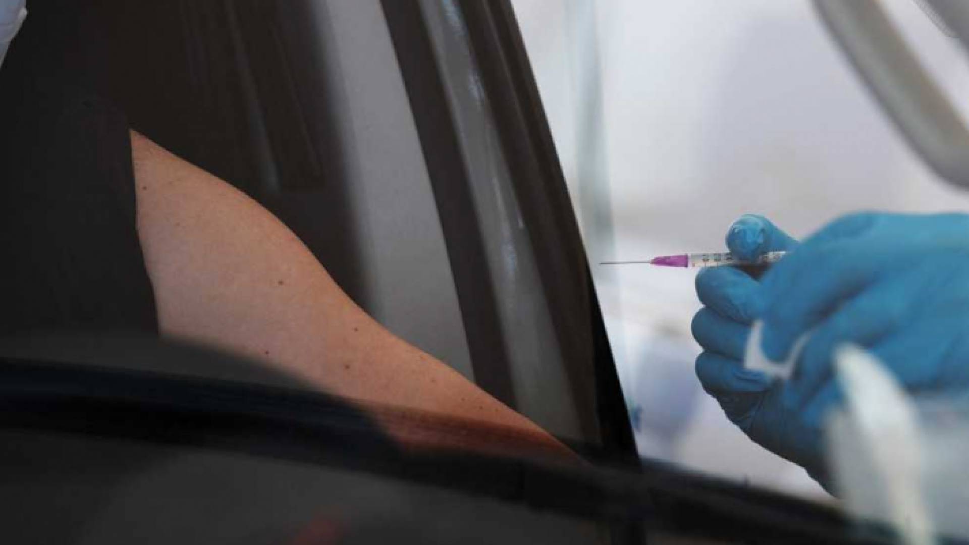 شخص يتلقى مطعوم كورونا - ارشيفية