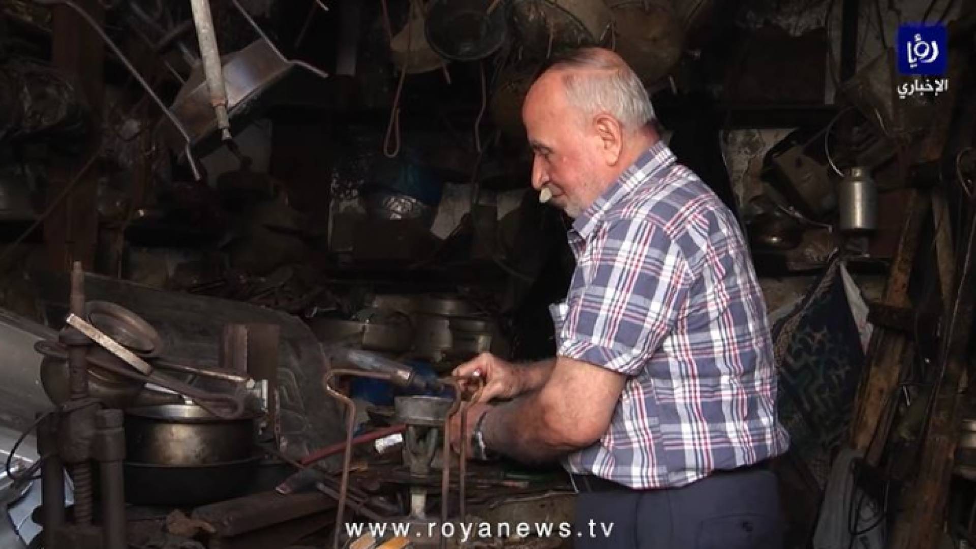 رغم اختفاء بوابير الكاز ما زال أبو محمد يحتفظ بمهنة صيانتها بغزة