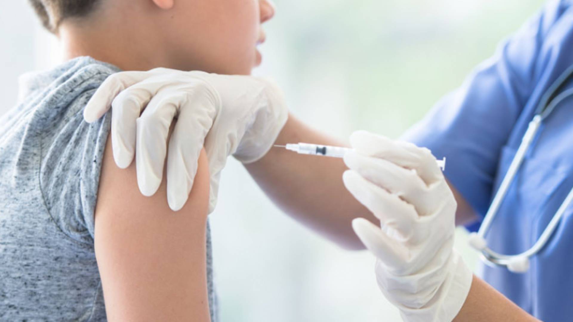 طفل يتلقى مطعوم - ارشيفية