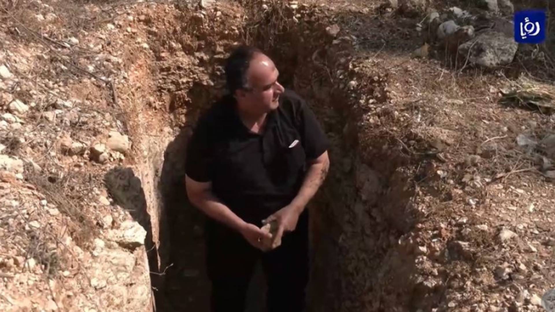 فلسطيني ينتظر ابنه لدفنه