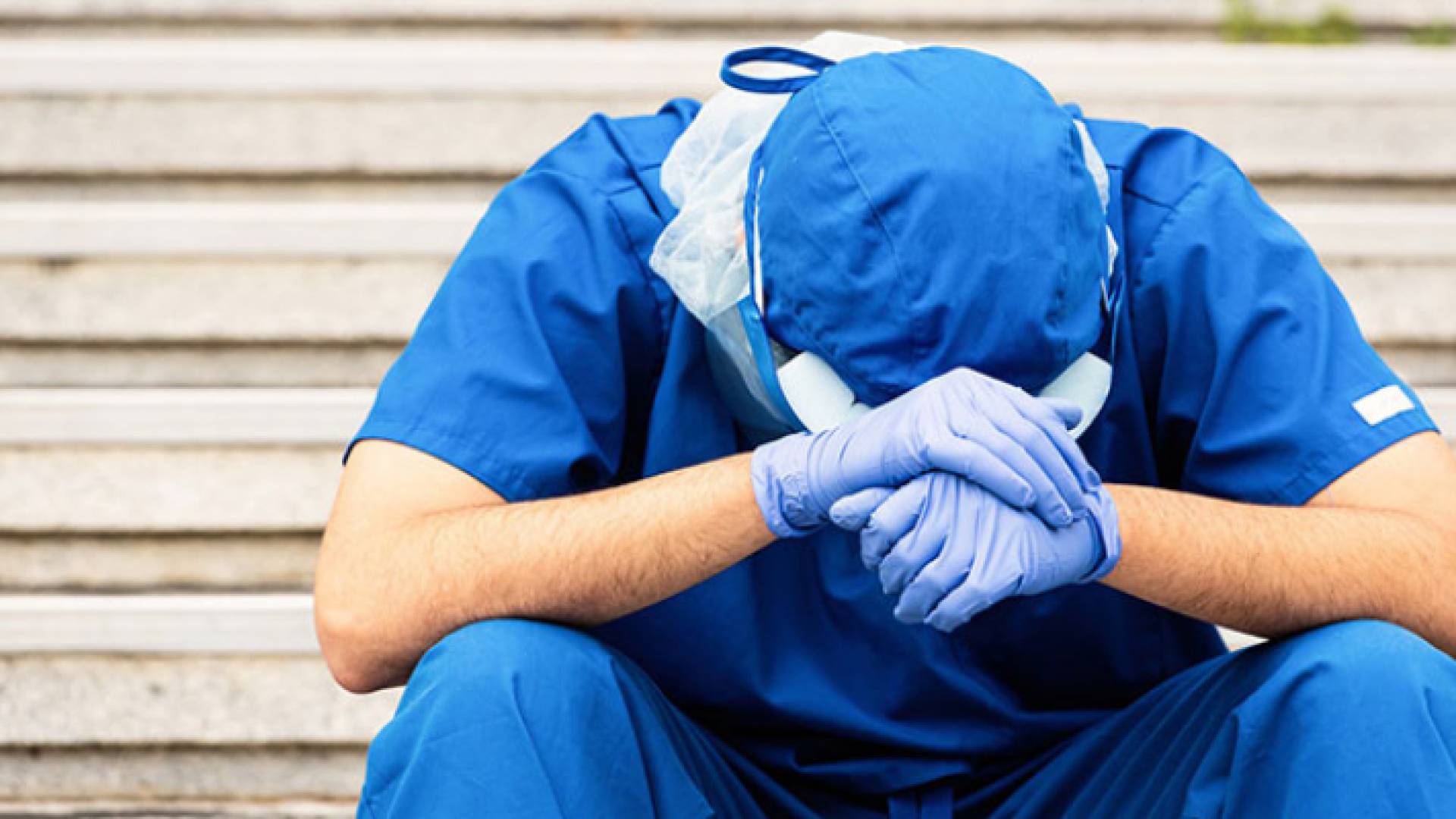 الأطباء يتعرضون لضغوطات وإجهاد "استثنائي" مع ارتفاع الإصابات بكورونا