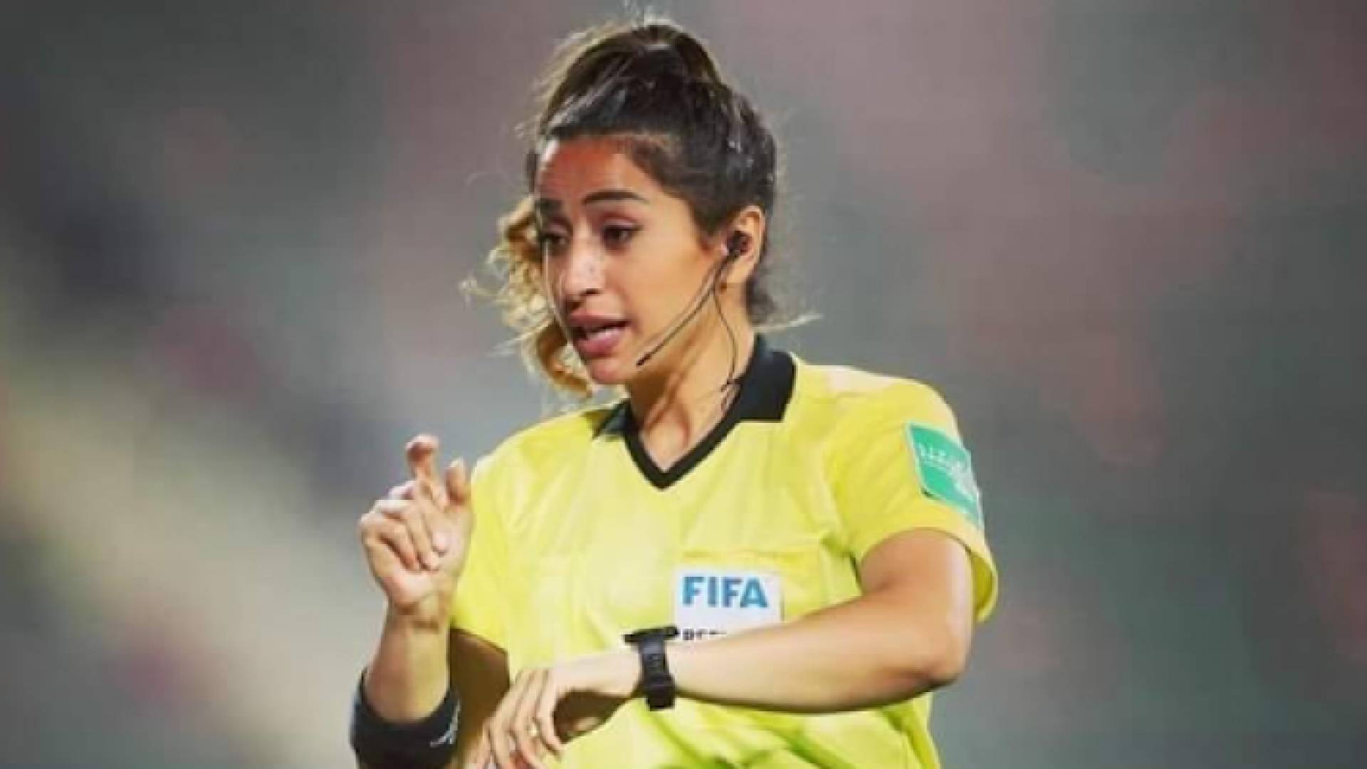 حكمة الساحة إسراء مبيضين التي ستكون أول حكمة تقود مباراة في كرة القدم الأردنية