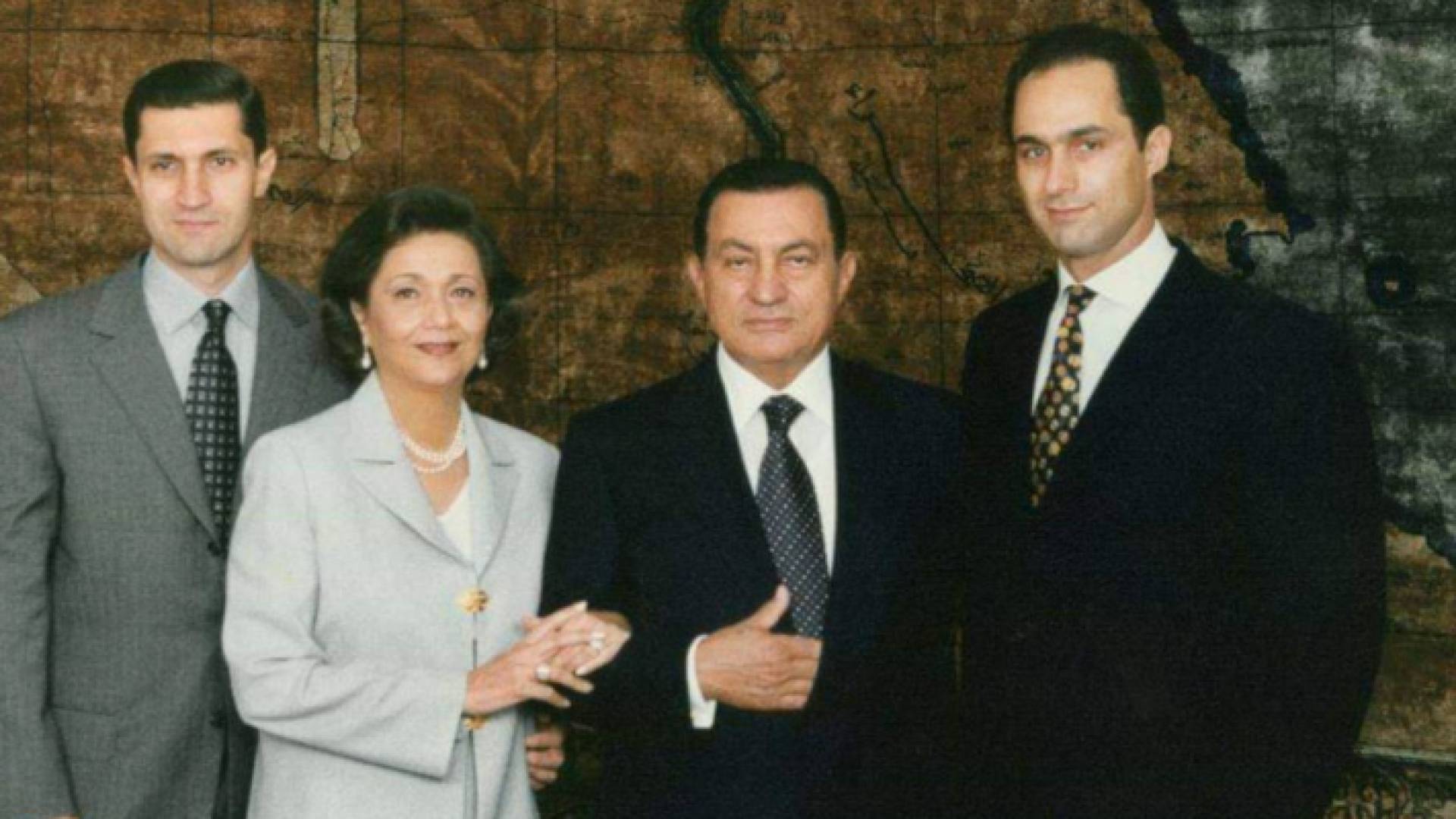 الرئيس المصري الراحل حسني مبارك وعقيلته ونجليه علاء وجمال