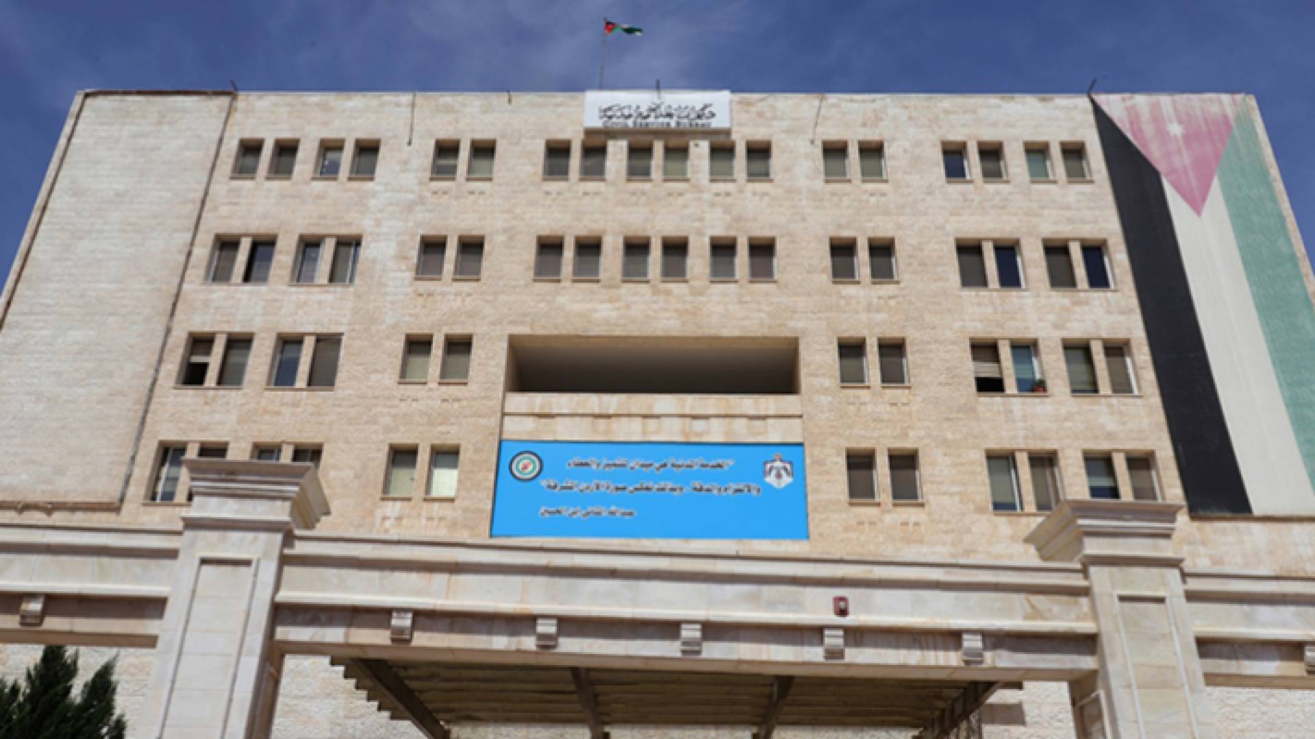 الخدمة المدنية: منح دراسية لموظفي القطاع العام