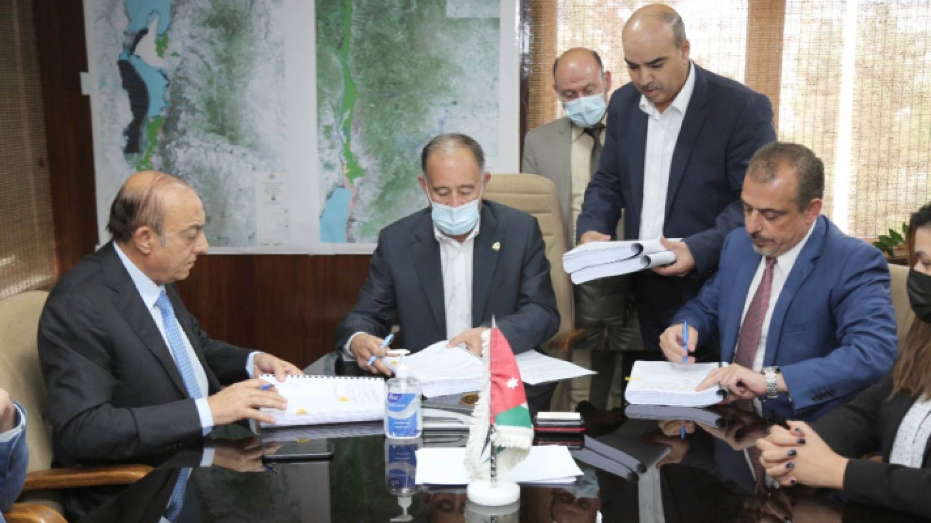 جانب من توقيع الاتفاقية